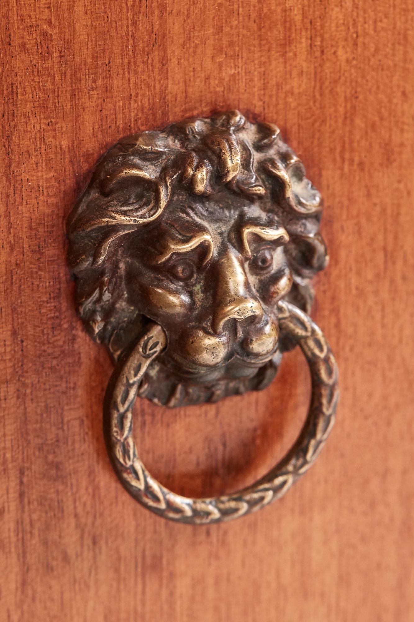 Antiguo aparador eduardiano de caoba con incrustaciones principios del siglo XX en venta