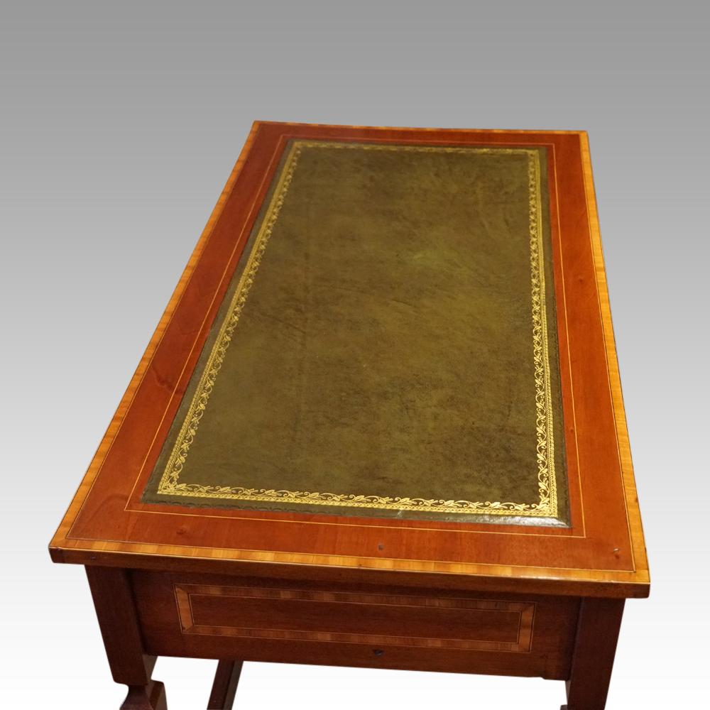 Edwardianischer Schreibtisch aus Mahagoni mit Intarsien im Angebot 5