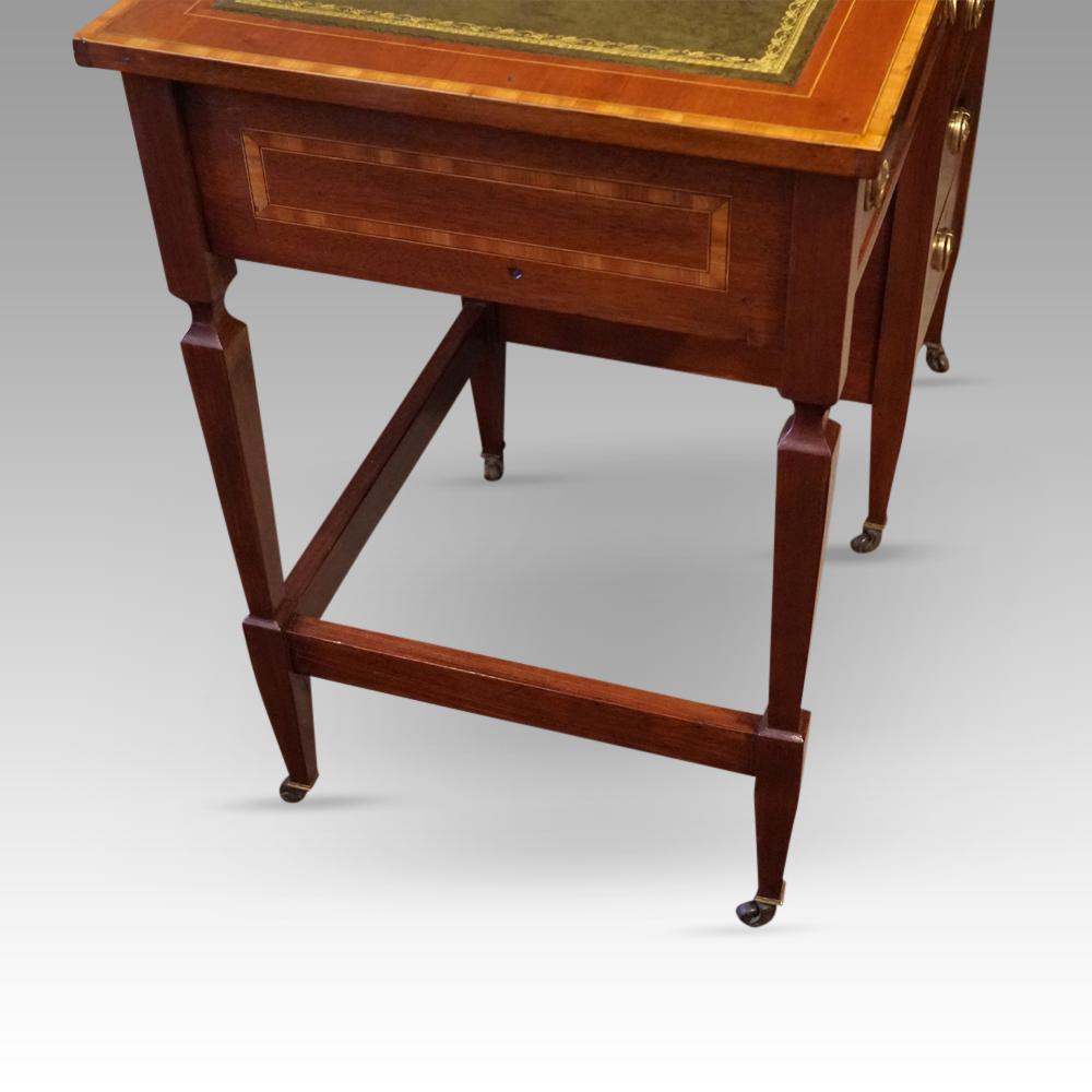 Edwardianischer Schreibtisch aus Mahagoni mit Intarsien im Zustand „Gut“ im Angebot in Salisbury, GB
