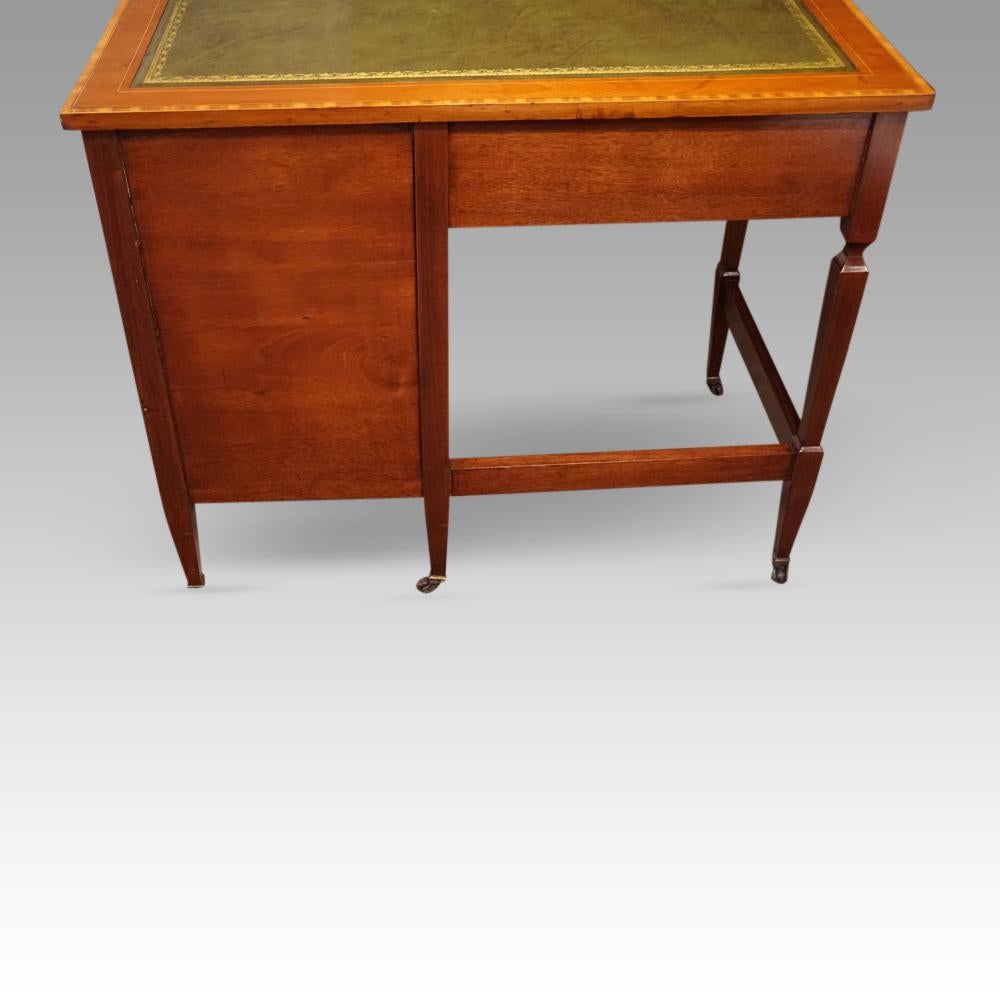Edwardianischer Schreibtisch aus Mahagoni mit Intarsien im Angebot 3