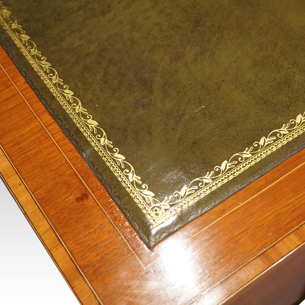 Edwardianischer Schreibtisch aus Mahagoni mit Intarsien im Angebot 4