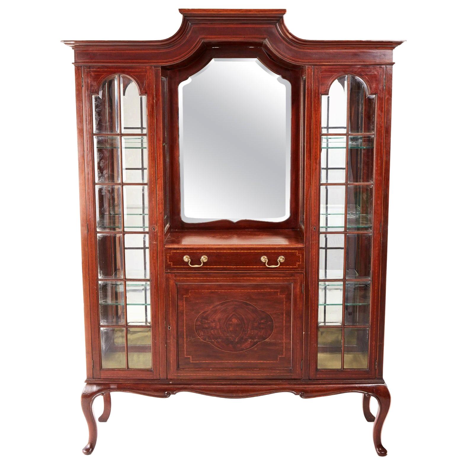 Vitrina eduardiana de caoba con incrustaciones de Maple & Co.