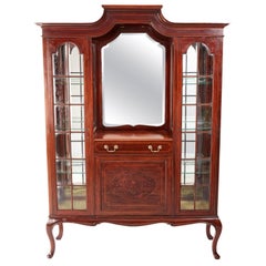 Vitrina eduardiana de caoba con incrustaciones de Maple & Co.