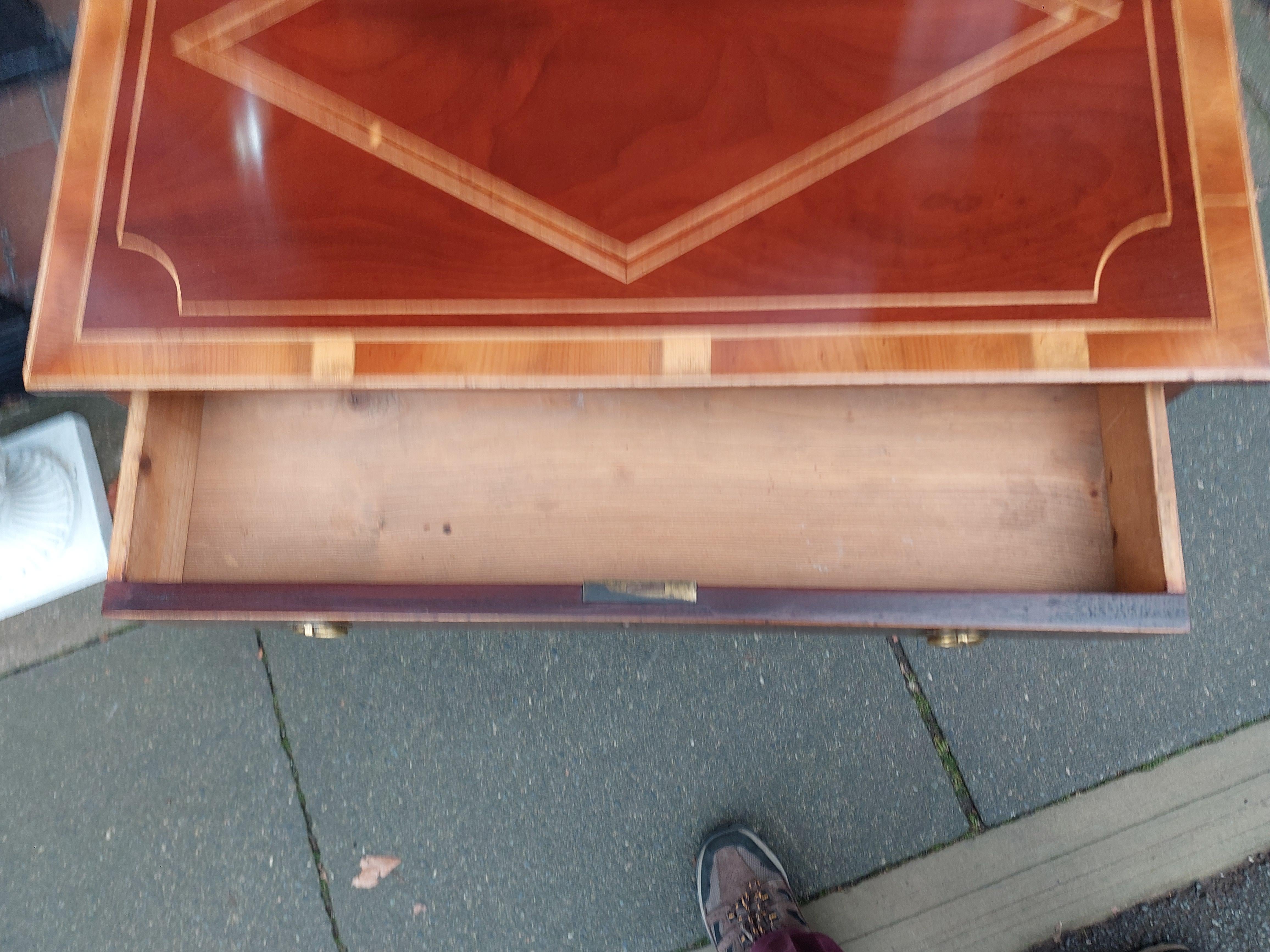 Mesa auxiliar de salón eduardiana de caoba con incrustaciones principios del siglo XX en venta