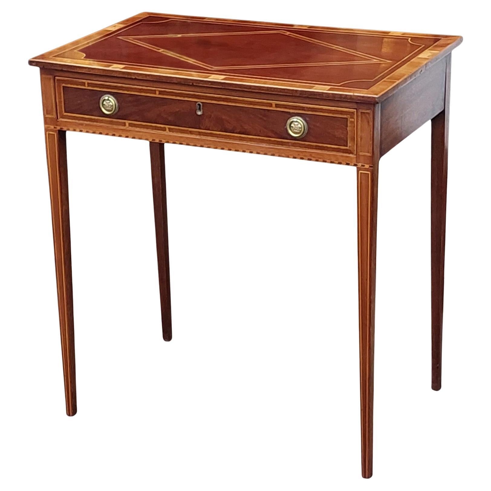 Mesa auxiliar de salón eduardiana de caoba con incrustaciones en venta