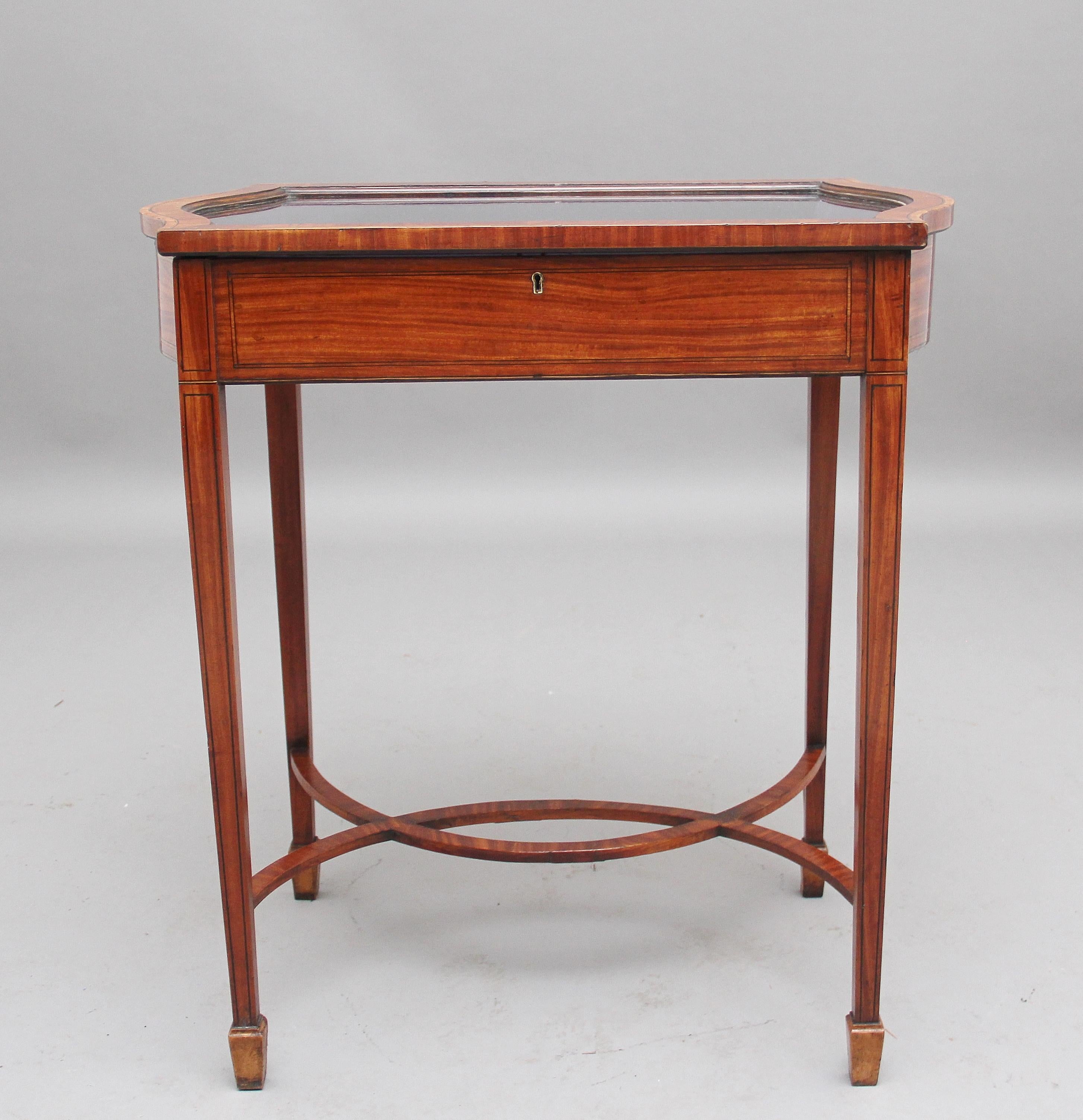 Début du 20ème siècle Table de bijouterie édouardienne en bois satiné incrusté en vente