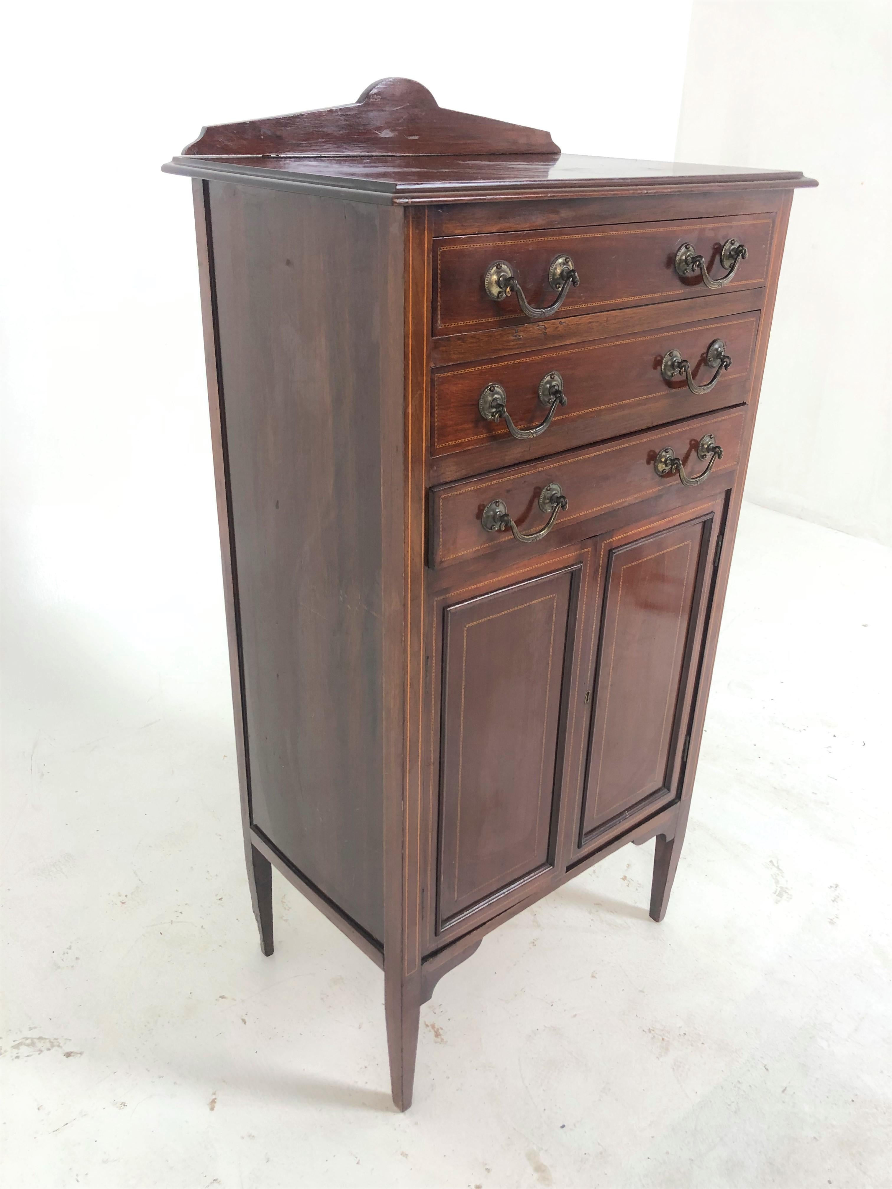 Edwardian inlaid walnut sheet Music cabinet, Scotland 1910, H846

Scotland 1910
Solid Walnut and Veneers
Original finish

Galleried back
Rectangular moulded top
With three inlaid satinwood drop down drawers
With original hardware
Pair of