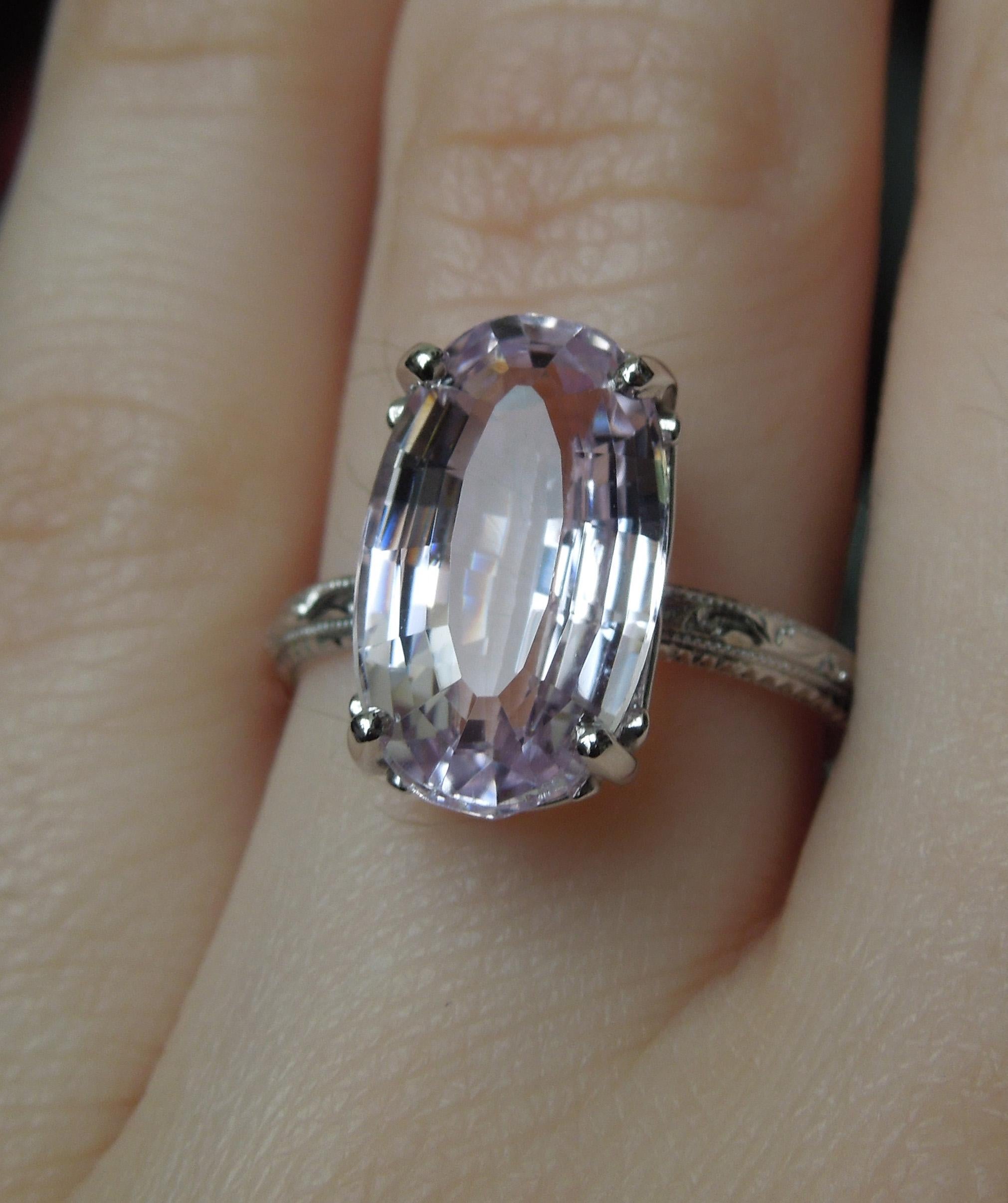 8.70 Carat Kunzite Solitaire 14 Karat Filigree Ring In Excellent Condition For Sale In METAIRIE, LA