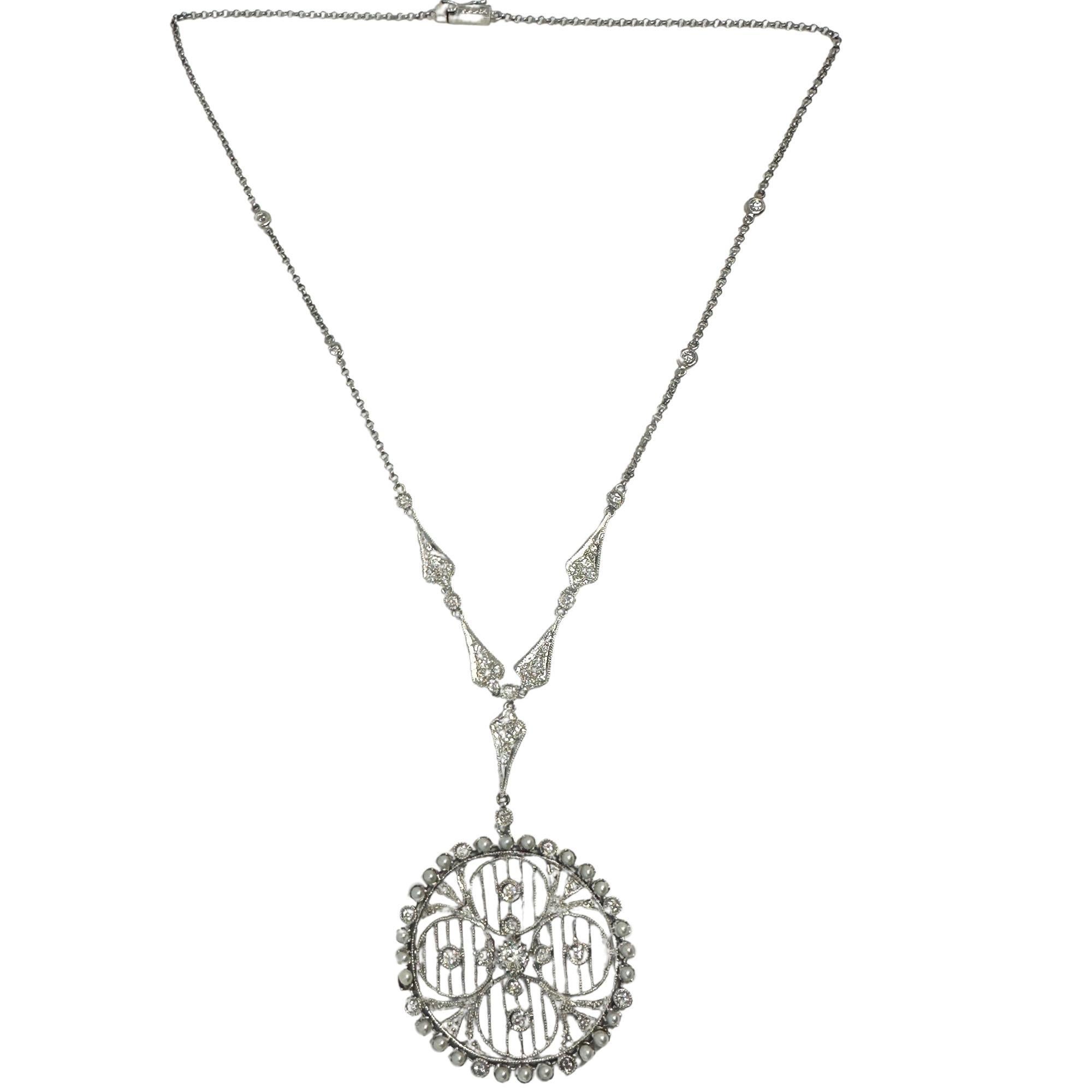 Collana con ciondolo in filigrana di diamanti e perle in oro bianco 18k di ispirazione edoardiana
Condit: In buone condizioni, con qualche lieve usura superficiale dovuta all'età.
Lunghezza della catena: 15,5 pollici
Ciondolo: 2,25