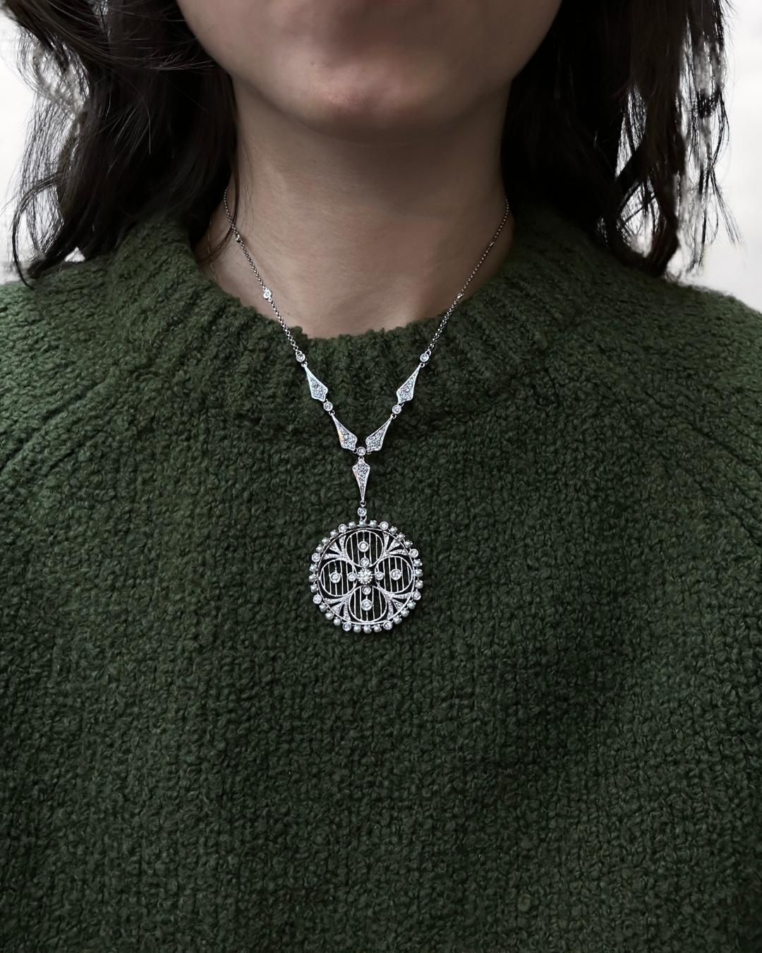 Edoardiano Collana con ciondolo in filigrana di diamanti e perle in oro bianco 18k di ispirazione edoardiana in vendita