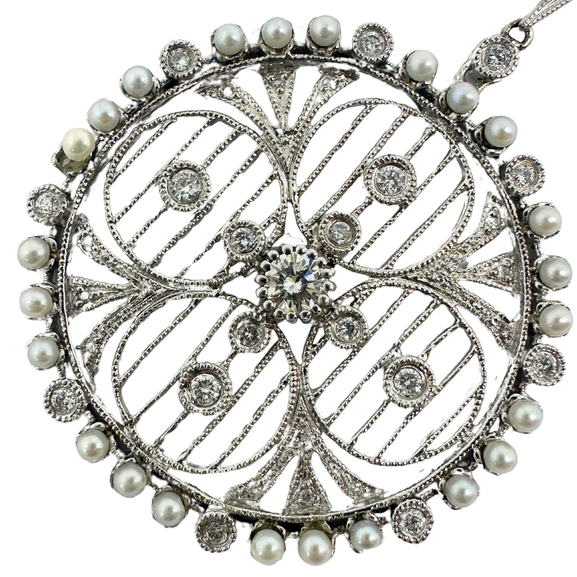 Taglio rotondo Collana con ciondolo in filigrana di diamanti e perle in oro bianco 18k di ispirazione edoardiana in vendita