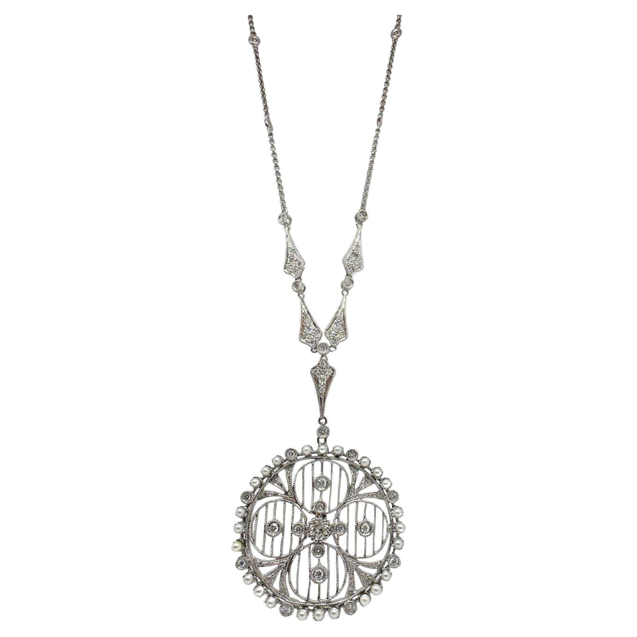 Collier à pendentifs en or blanc 18 carats avec diamants et perles en filigrane d'inspiration édouardienne