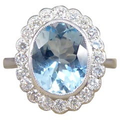 Edwardianisch inspirierter 2,25 Karat Aquamarin- und Diamant-Cluster-Ring aus Platin