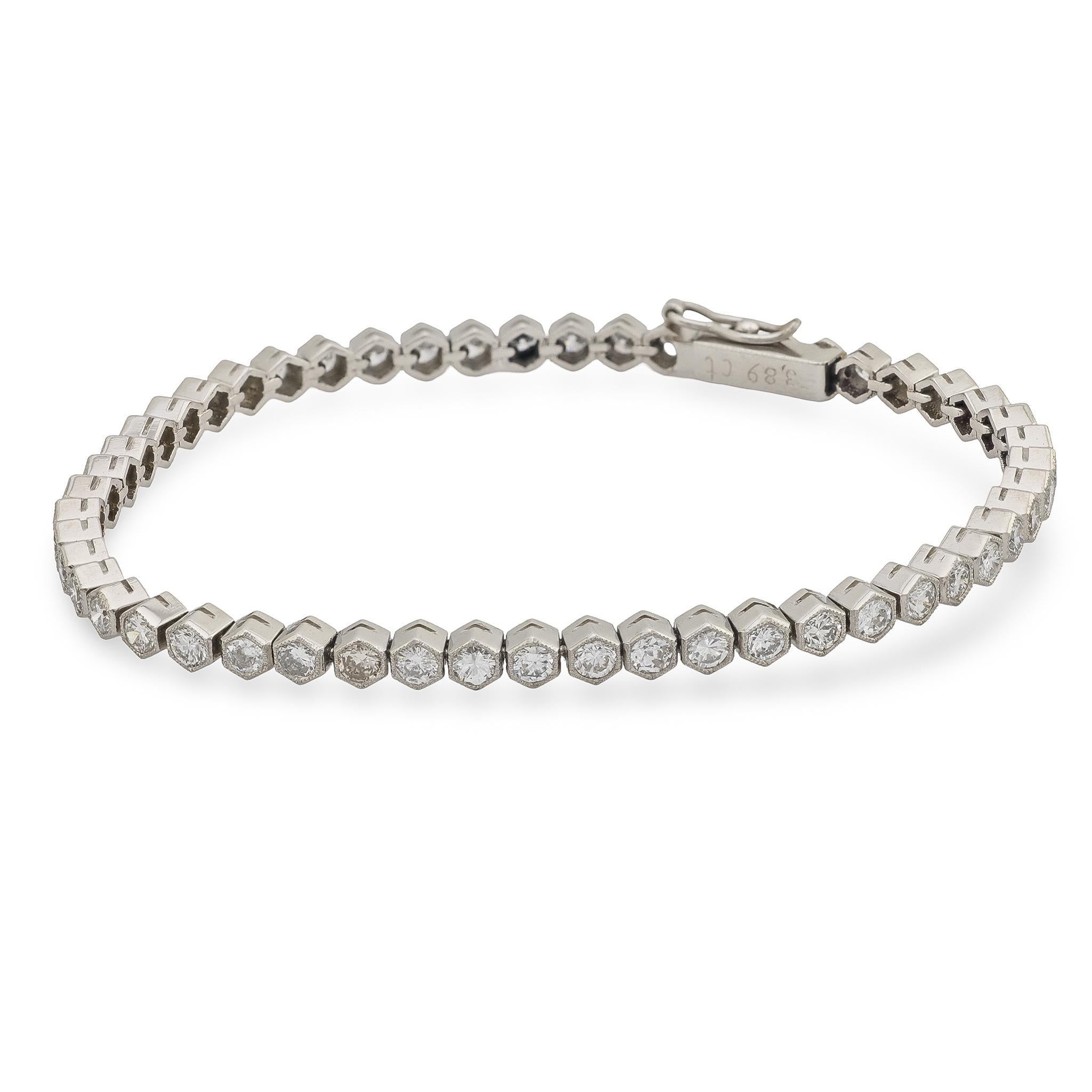 Moderne Bracelet de tennis en platine avec diamants d'inspiration édouardienne d'un poids total de 3,89 carats en vente