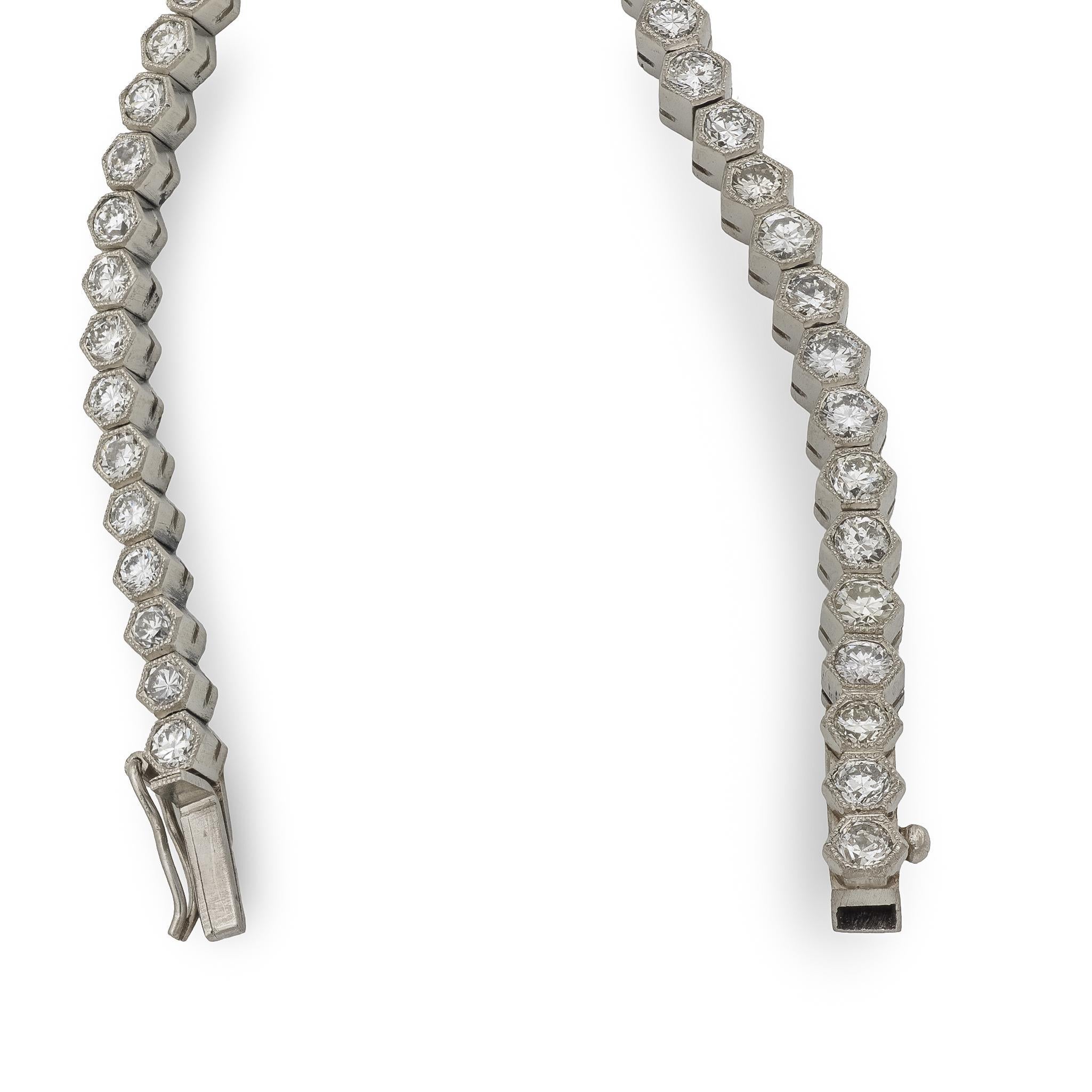 Bracelet de tennis en platine avec diamants d'inspiration édouardienne d'un poids total de 3,89 carats Bon état - En vente à Beverly Hills, CA