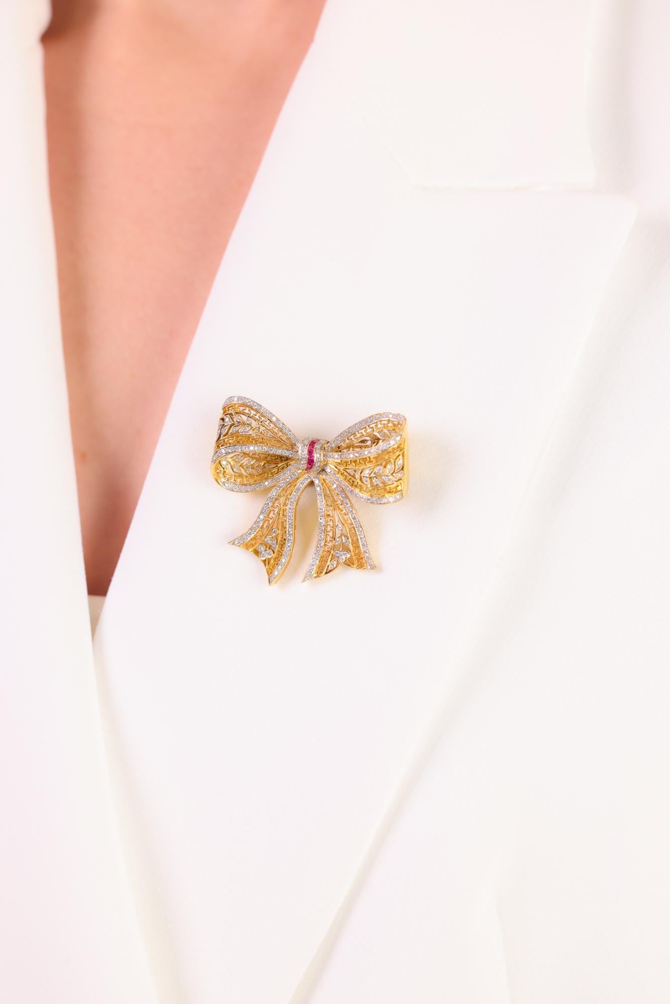 Broche de cinta de oro de 18k con diamantes y rubíes de inspiración eduardiana Corte brillante en venta