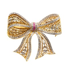 Edwardianisch inspirierte Diamant-Rubin-Brosche aus 18 Karat Gold mit Band