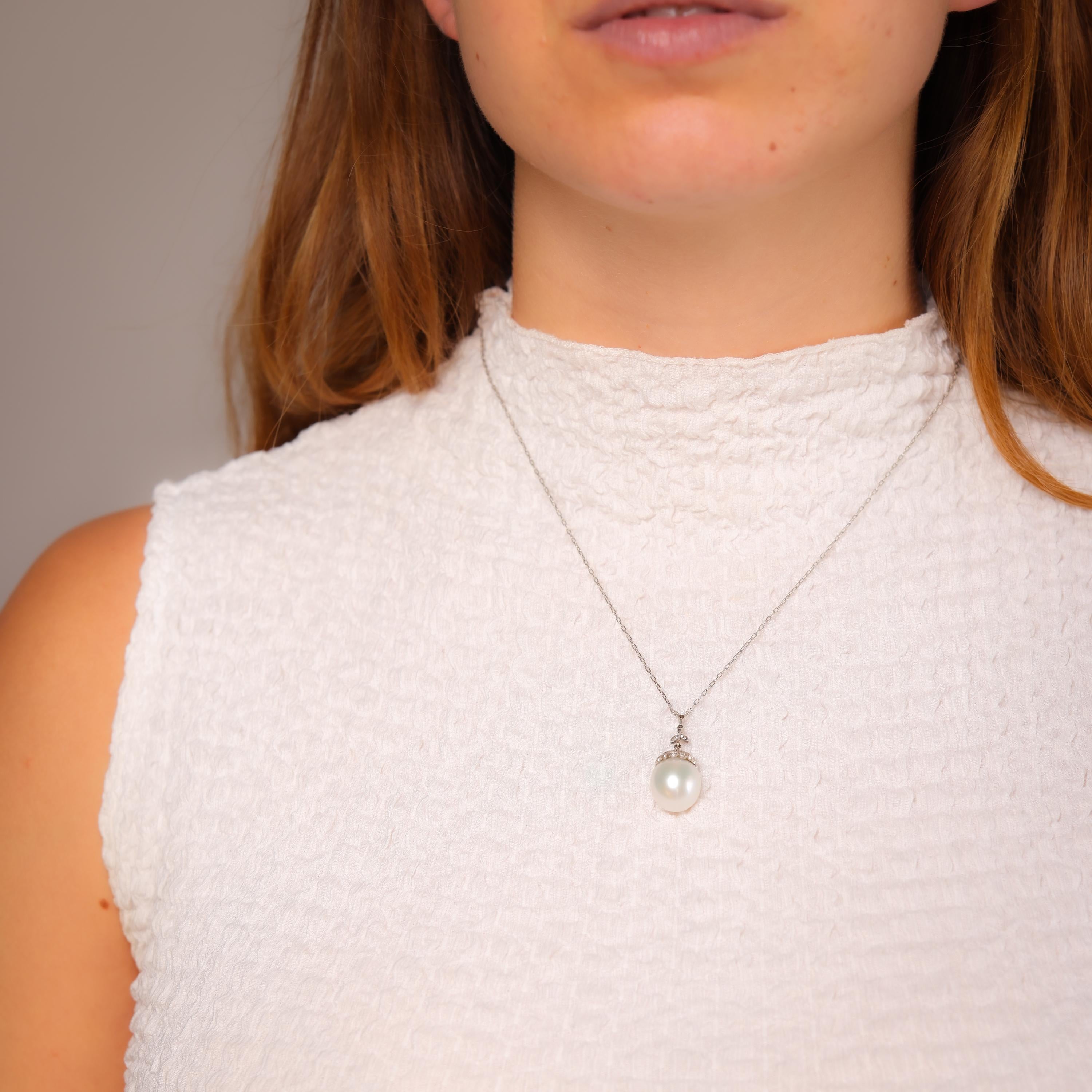 Questa collana in platino di ispirazione edoardiana è caratterizzata da una perla luminosa di 12,63 mm, impreziosita da scintillanti diamanti antichi europei, che emanano un'eleganza senza tempo e una raffinata sofisticatezza.

Pietra centrale: