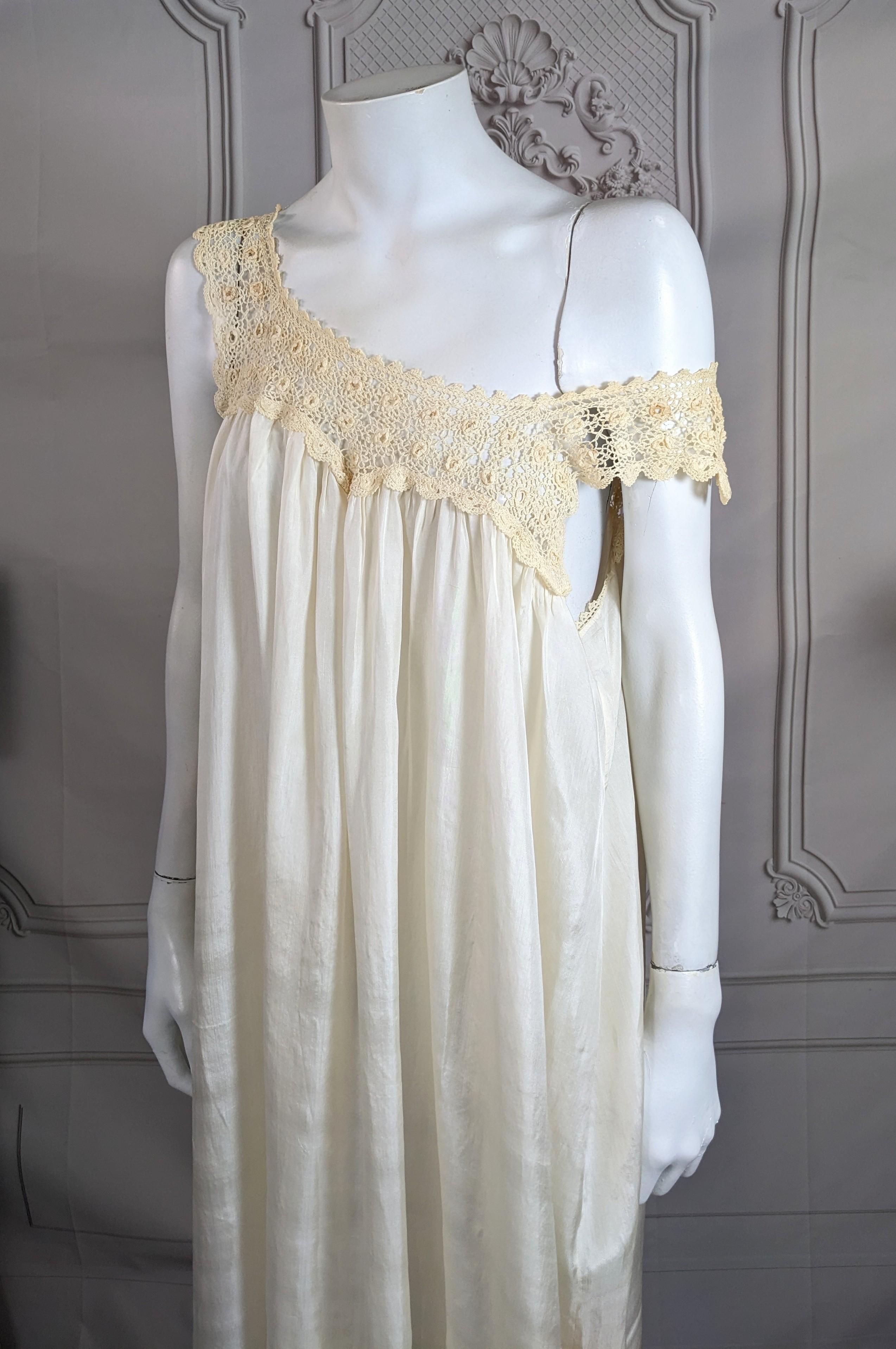 Bata irlandesa eduardiana de ganchillo y seda china en venta 5