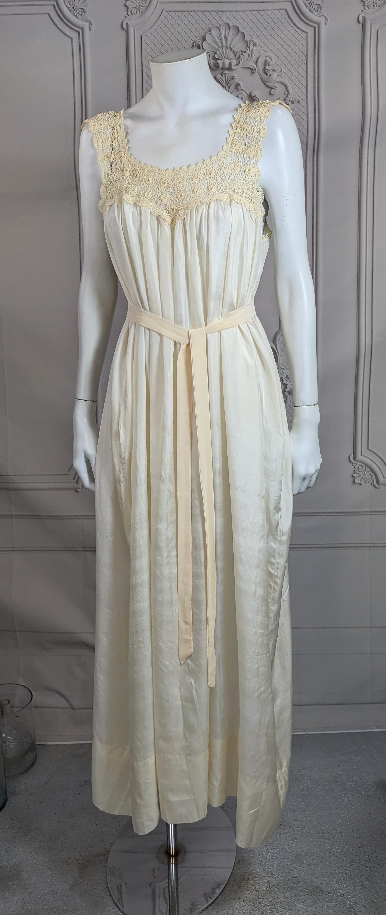 Bata eduardiana de ganchillo irlandés y seda china, diseñada originalmente para dormir, ahora es perfecta como vestido de verano. El canesú es de ganchillo manual con florecillas unidas a un vestido ondulante de seda china ligera. Maravillosa pieza