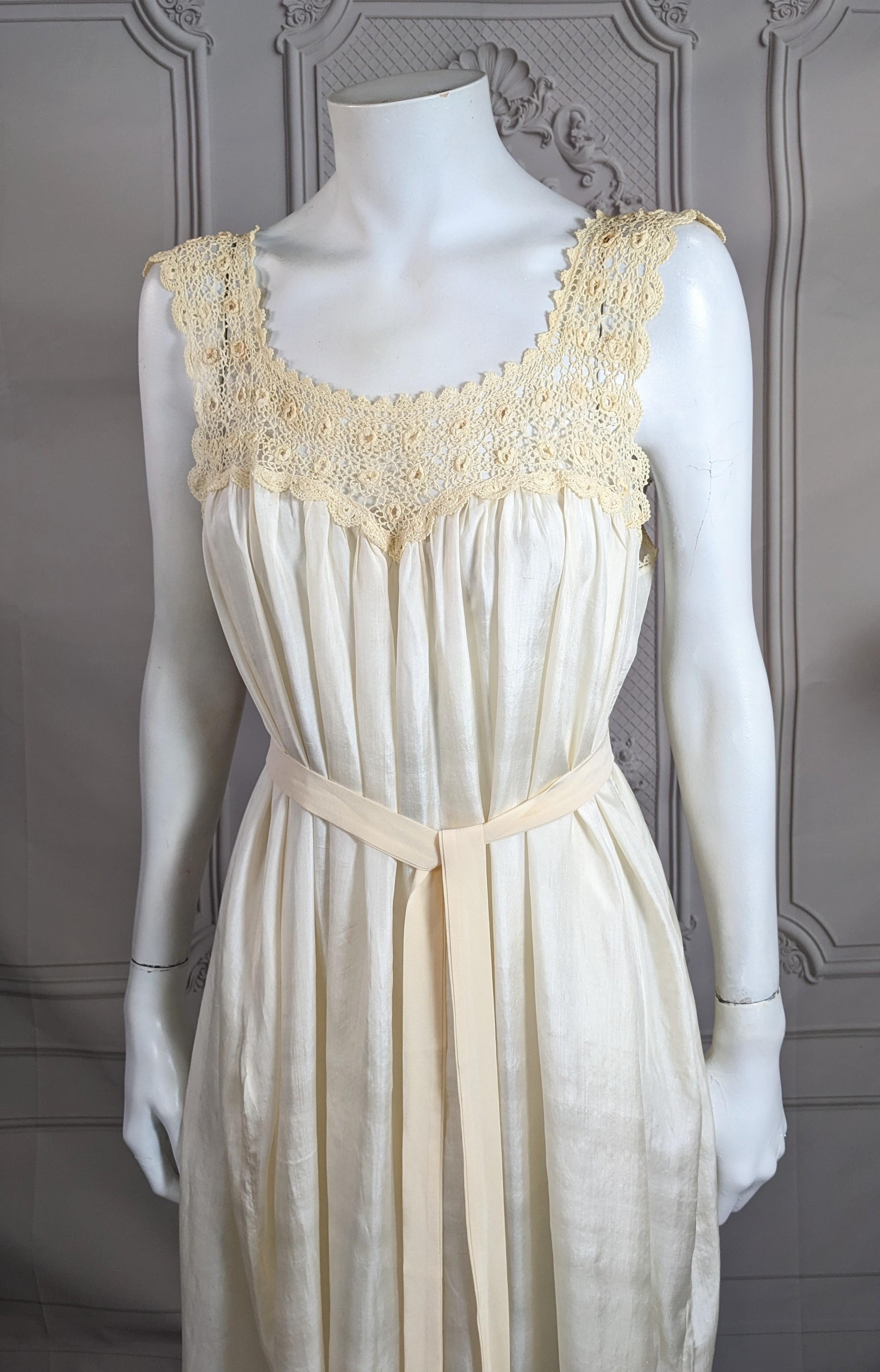 Bata irlandesa eduardiana de ganchillo y seda china Gris en venta
