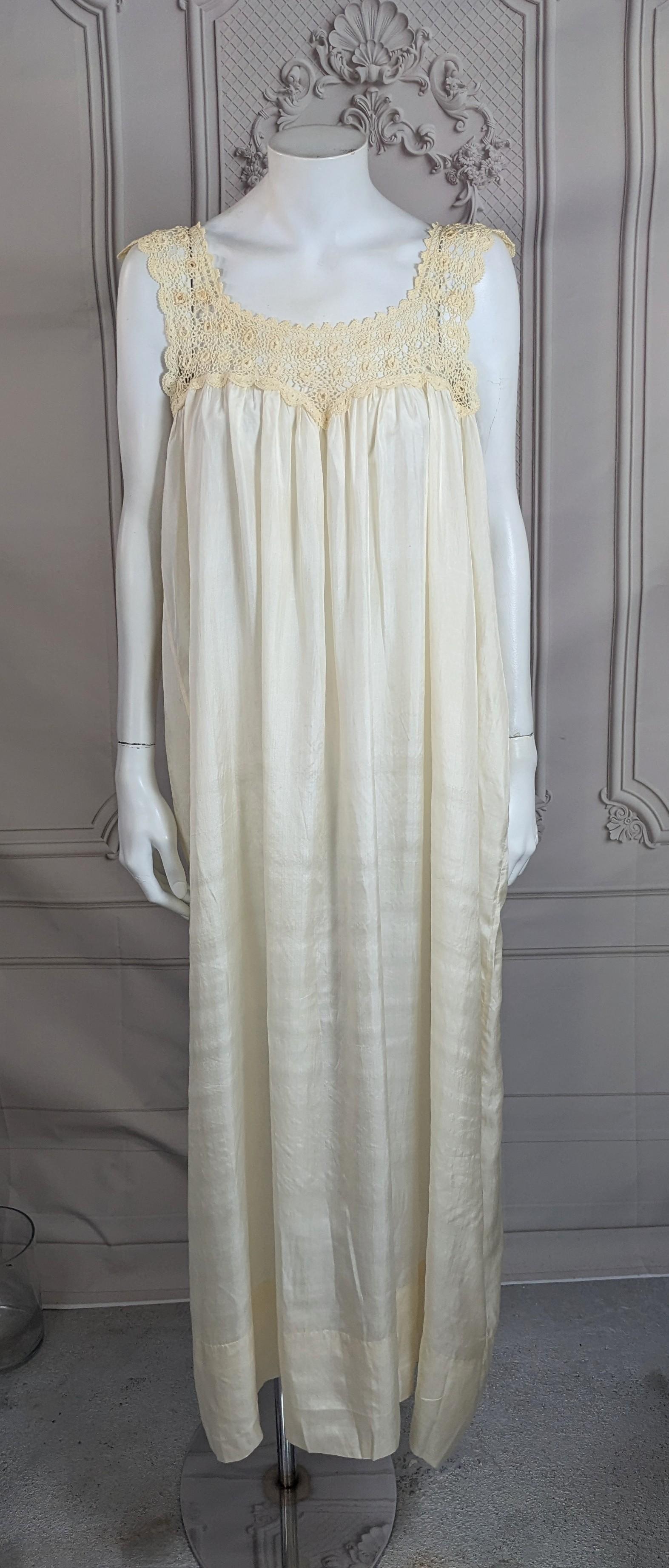 Bata irlandesa eduardiana de ganchillo y seda china en Bueno estado para la venta en New York, NY