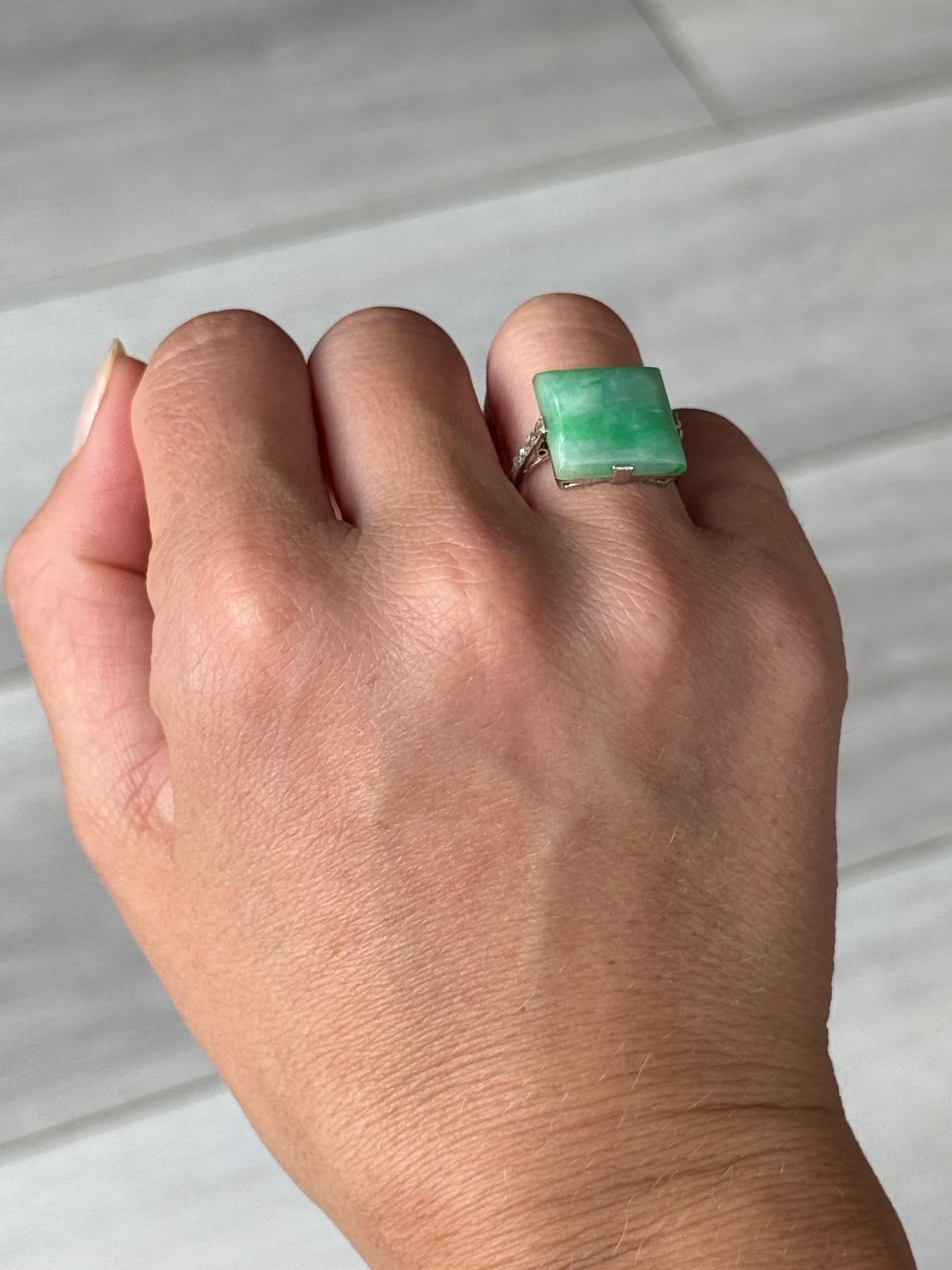 La pierre verte est lisse et brillante. Cette bague est en or blanc 9 carats et comporte de magnifiques épaules en diamant taillé en rose. Le total des diamants est d'environ 7pts. Le dos de la face de la bague présente un oiseau modelé dans l'or