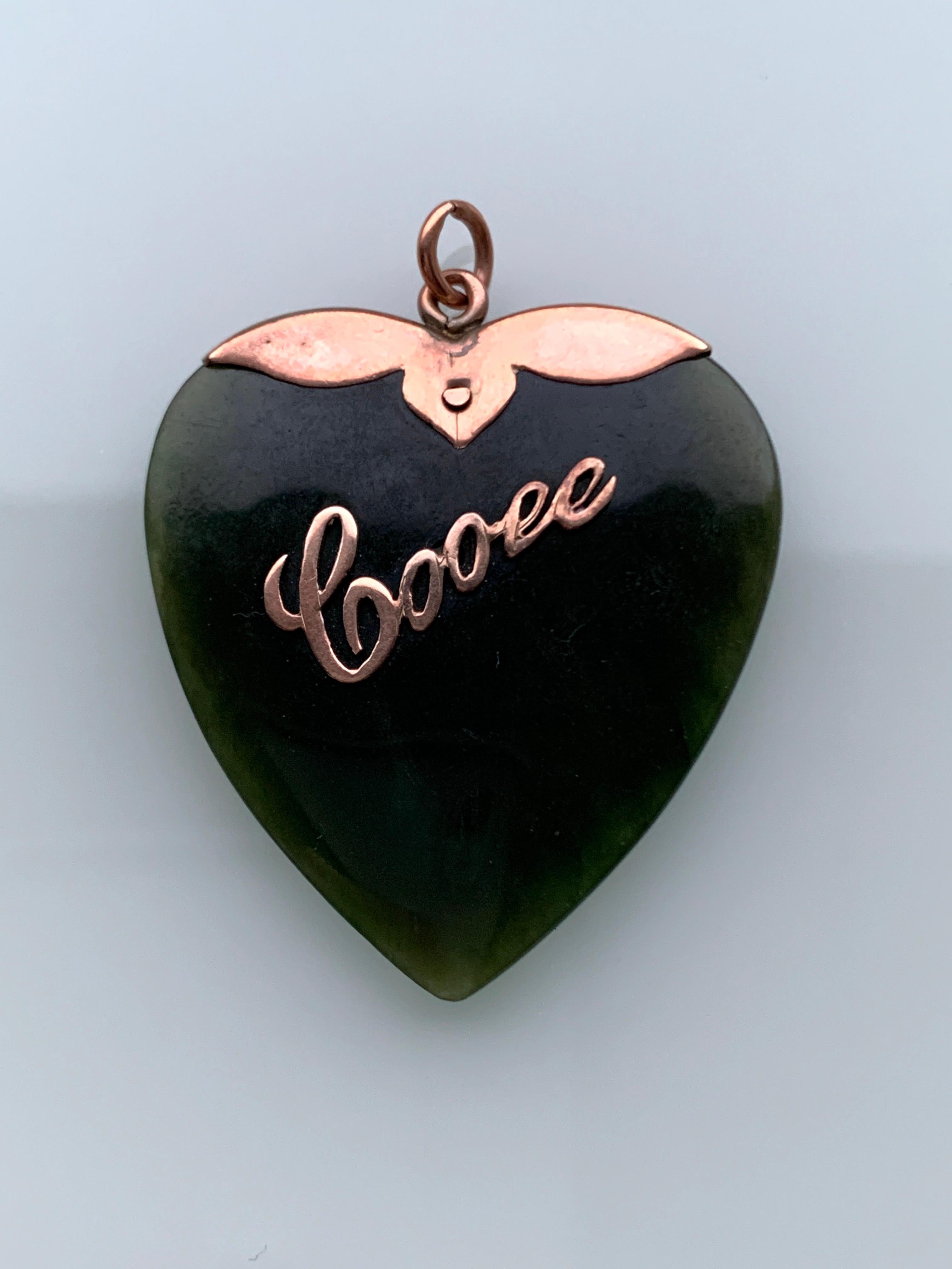 Splendido modello antico edoardiano
Cuore in pietra di giada con decorazione in oro rosa 9ct e cauzione
