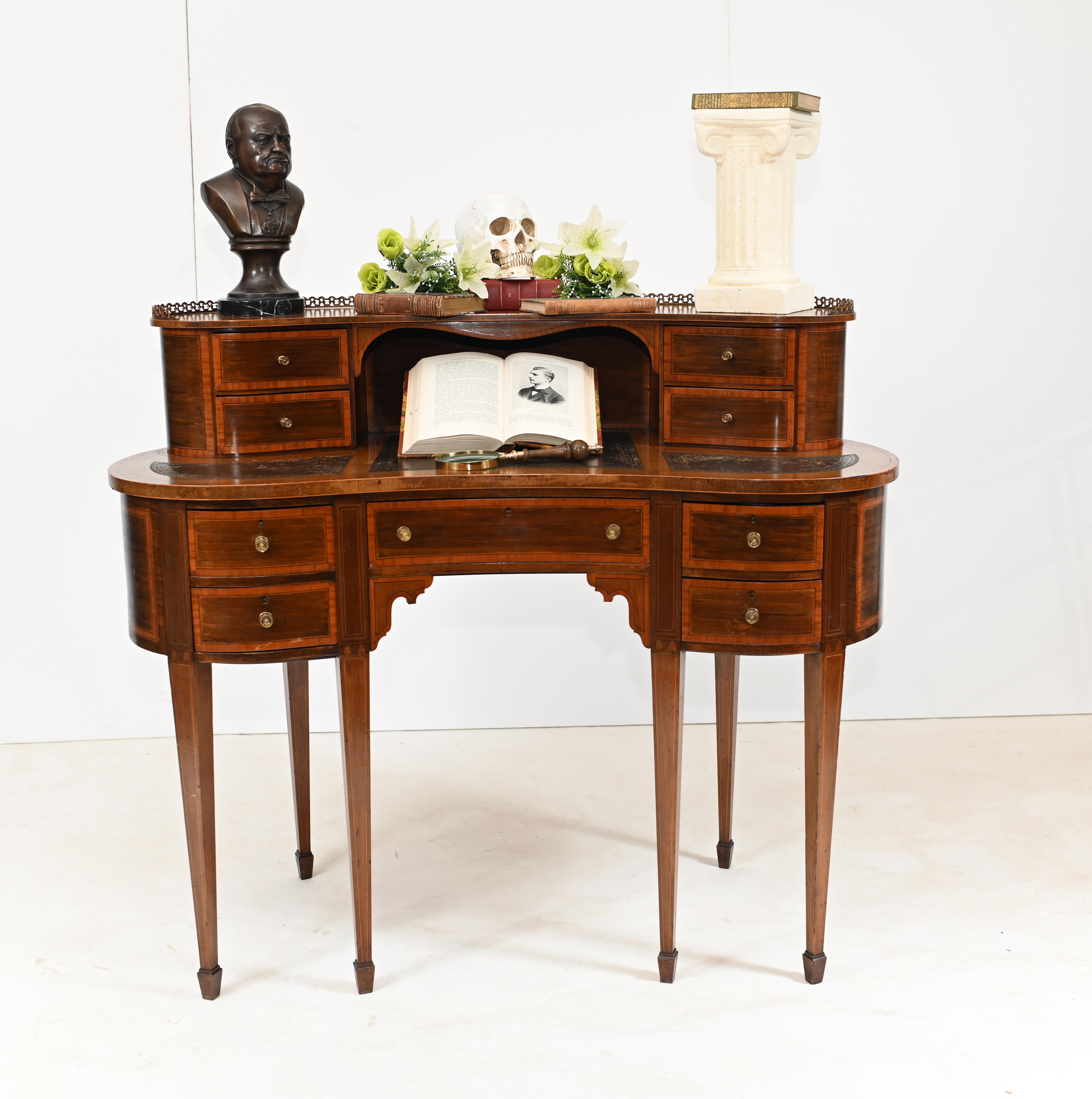 Classic kidney bean desk in mahogany with Satinwood banding
This piece of furniture is period Edwardian circa 1910
Great interiors piece with classically refined design with fluted legs
Offered in great shape ready for home use right away
We