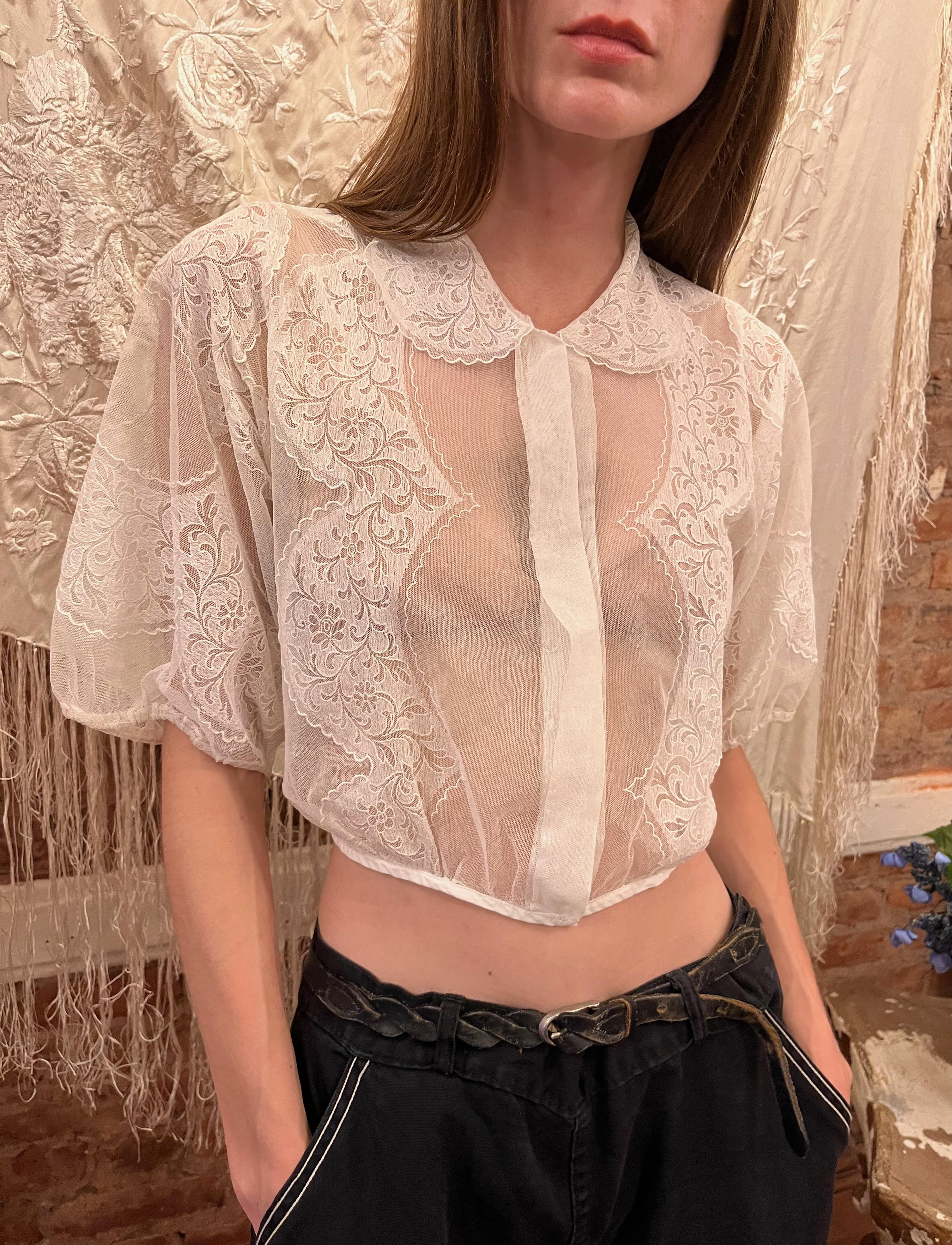 Incredibile camicetta edoardiana in pizzo e mantellina abbinata. Condizioni eccellenti. Dettagli bellissimi e intricati. Tutto fatto a mano. Manicotto a bolle d'aria.

Sarebbe bellissimo con un paio di jeans o sopra un vestito. Può essere indossato