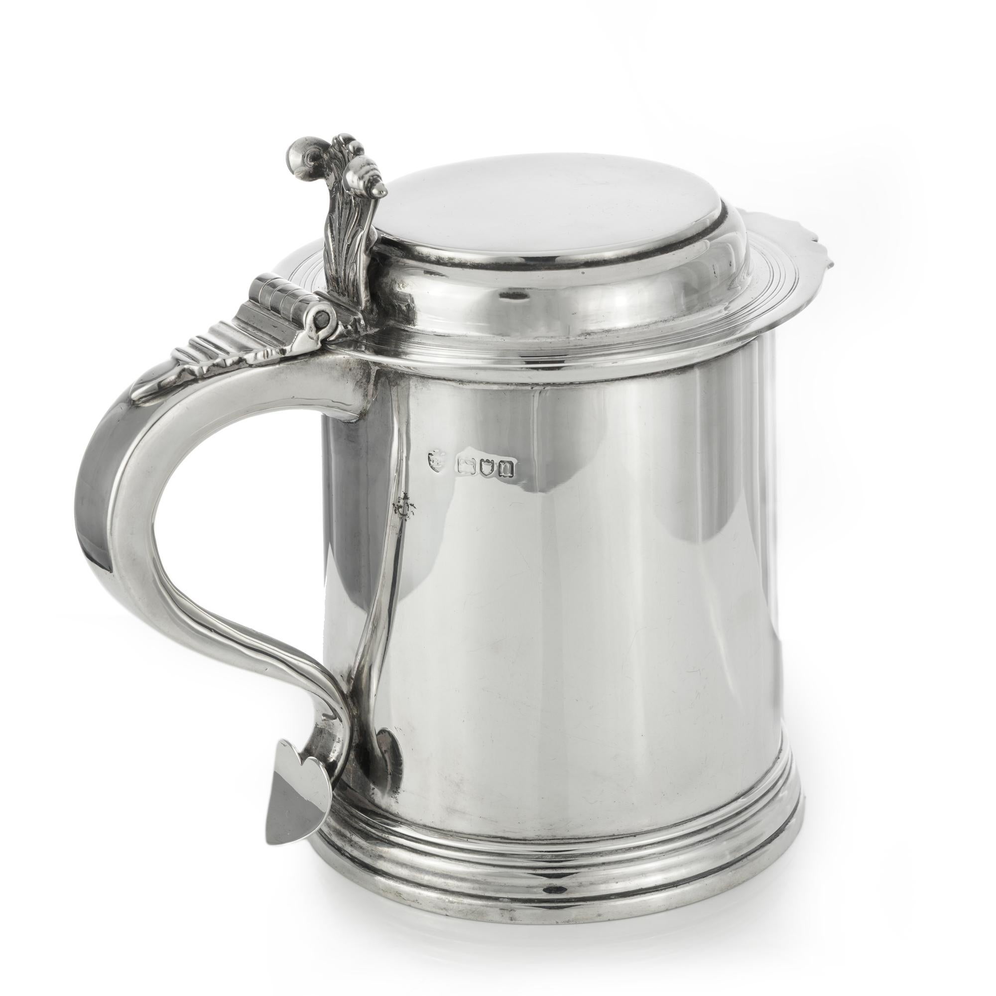 Antique Edwardian Large and heavy sterling silver tankard. 
Made in England, London, 1908
Maker: Edward Barnard & Sons Ltd.
Fully hallmarked.

 Approx. Dimensions - 
 Length x width x height: 20 x 14 x 19.5 cm 
 Weight: 942 grams in total.