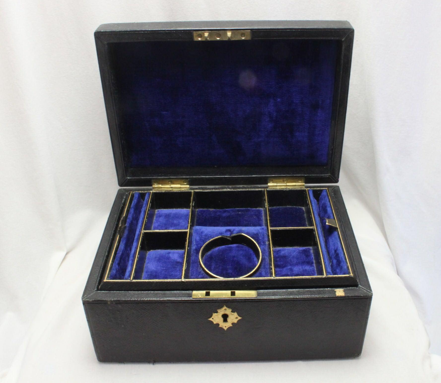 English Edwardian leather covered jewellery case For Sale