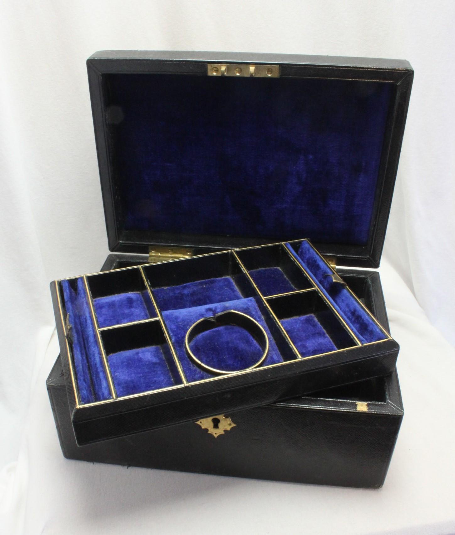 Edwardian leather covered jewellery case In Good Condition For Sale In East Geelong, VIC
