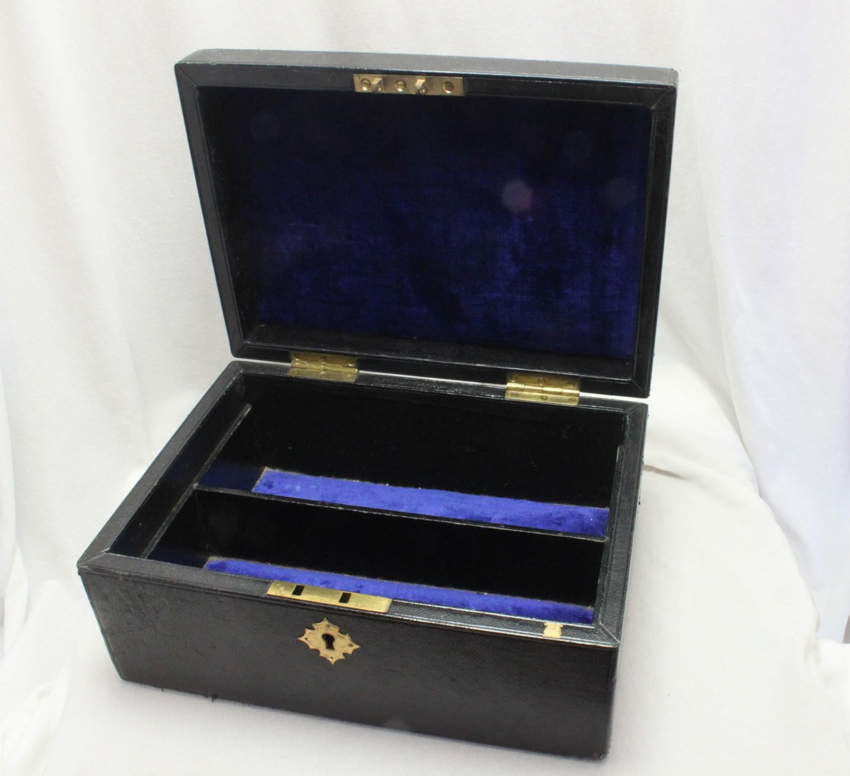 Early 20th Century Edwardian leather covered jewellery case For Sale