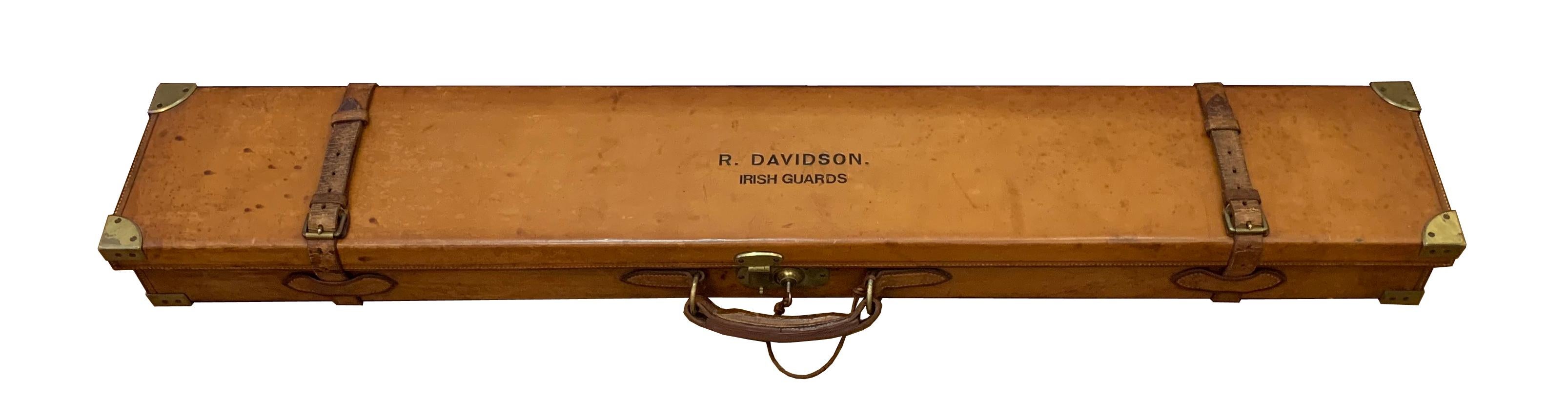 Edwardian Leather over Oak Rifle or Hunting Gun Case Irish Guards In Good Condition For Sale In London, GB