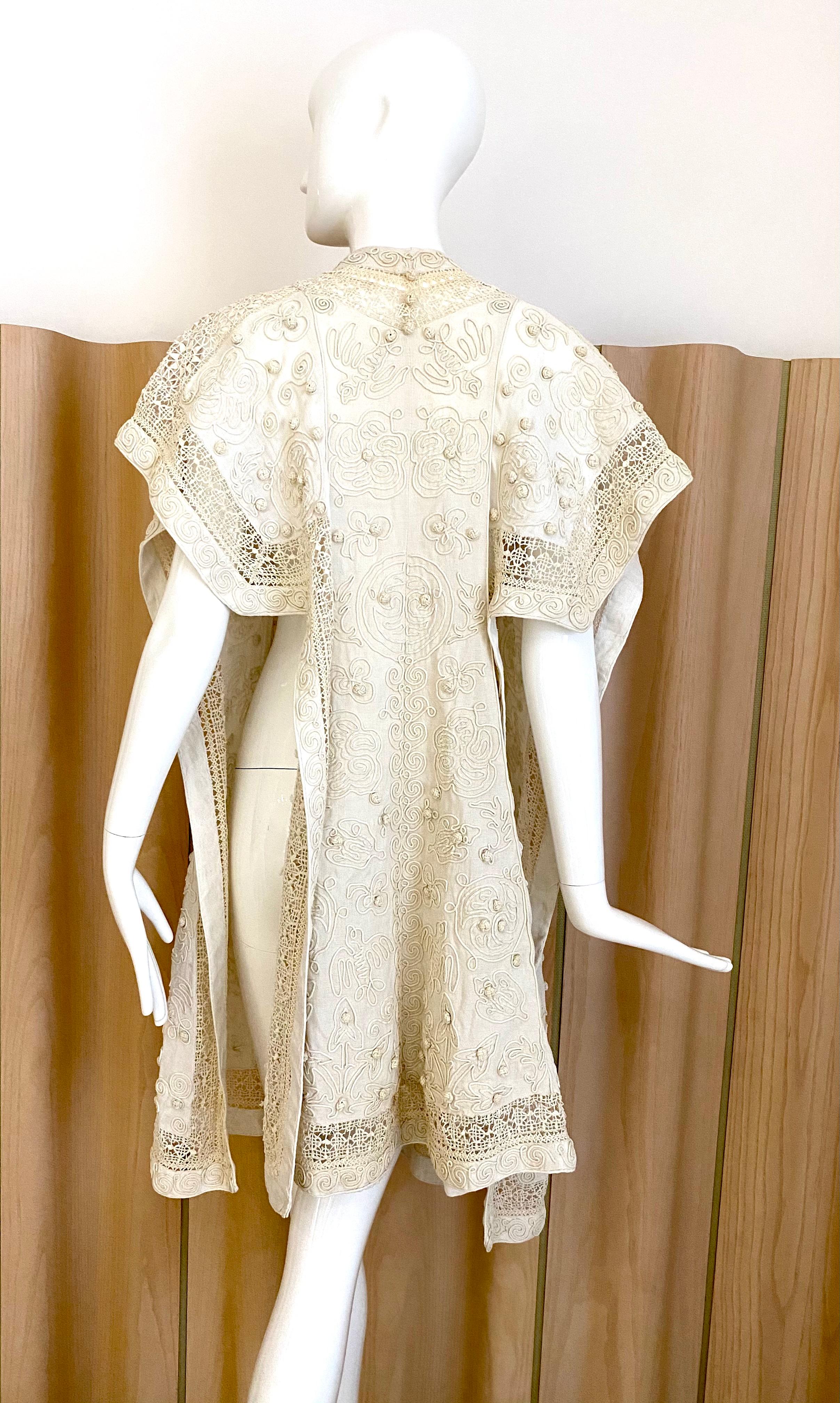 1900’s Edwardian off white linen embroidered vest with soutache trim
Fit size 2/4/6/8/10
Vest in excellent condition