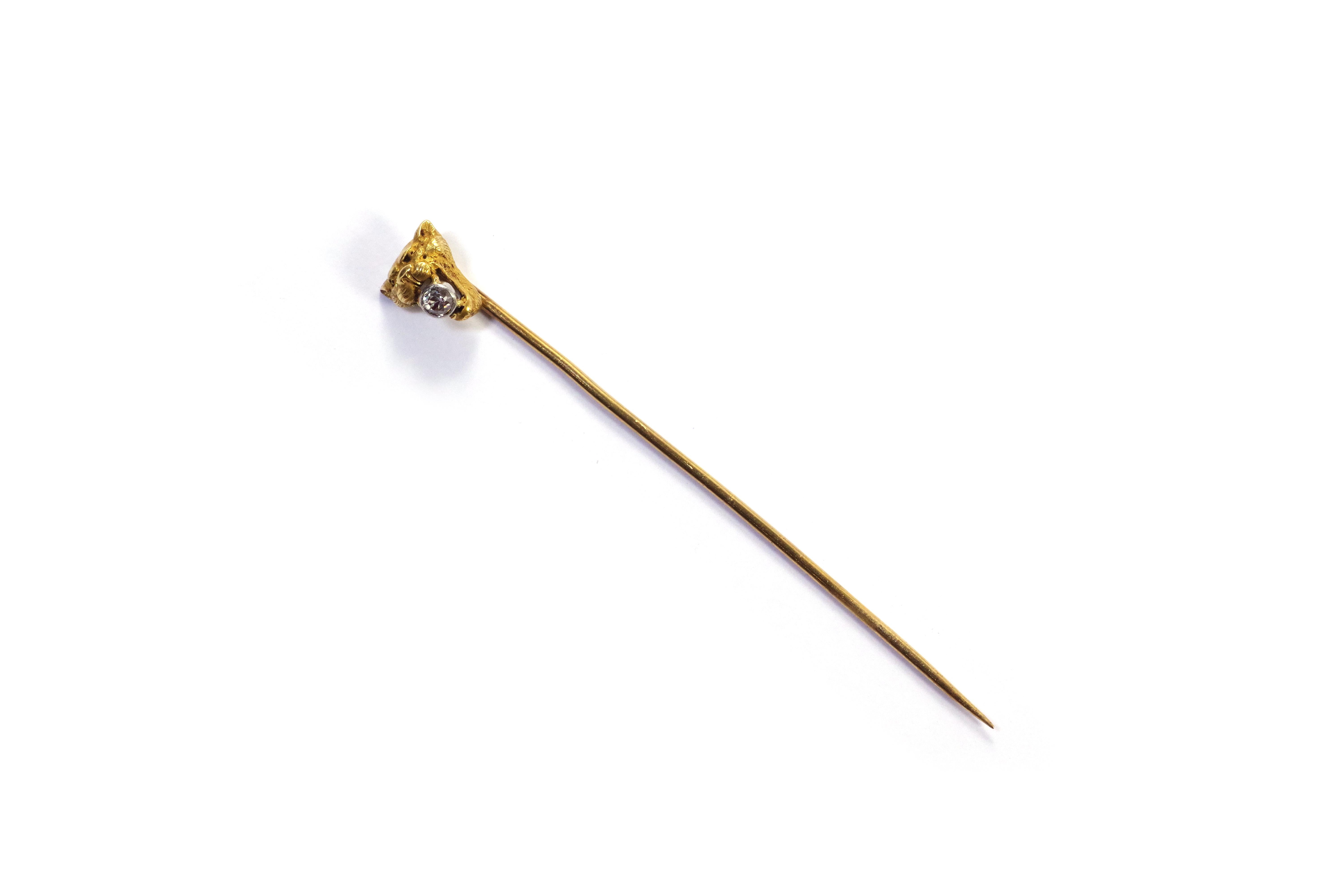 Retro Edwardian lioness tie pin in 18-karat yellow gold and platinum For Sale