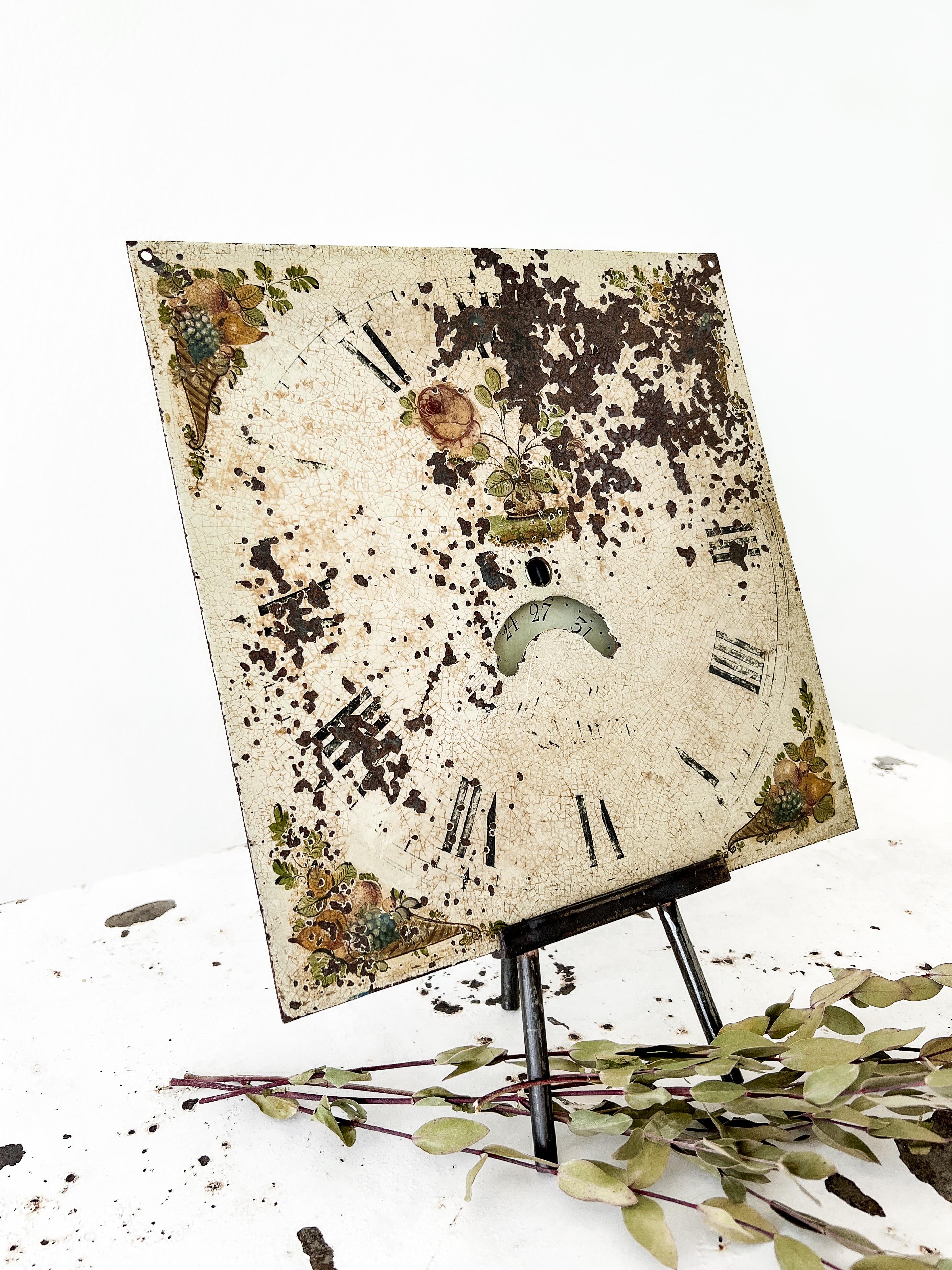 Horloge à cadran de type longcase du début du 19e siècle sur support personnalisé Bon état - En vente à Mckinney, TX