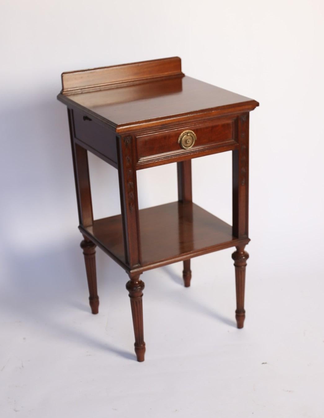 Table édouardienne à 2 niveaux Waring & Gillow
À la manière de Hepplewhite.
Dessus en acajou avec un support à l'arrière, 
Tiroir simple à l'avant, garnitures en acajou, queues d'aronde finement taillées à la main
 La glissière de la bougie s'ouvre