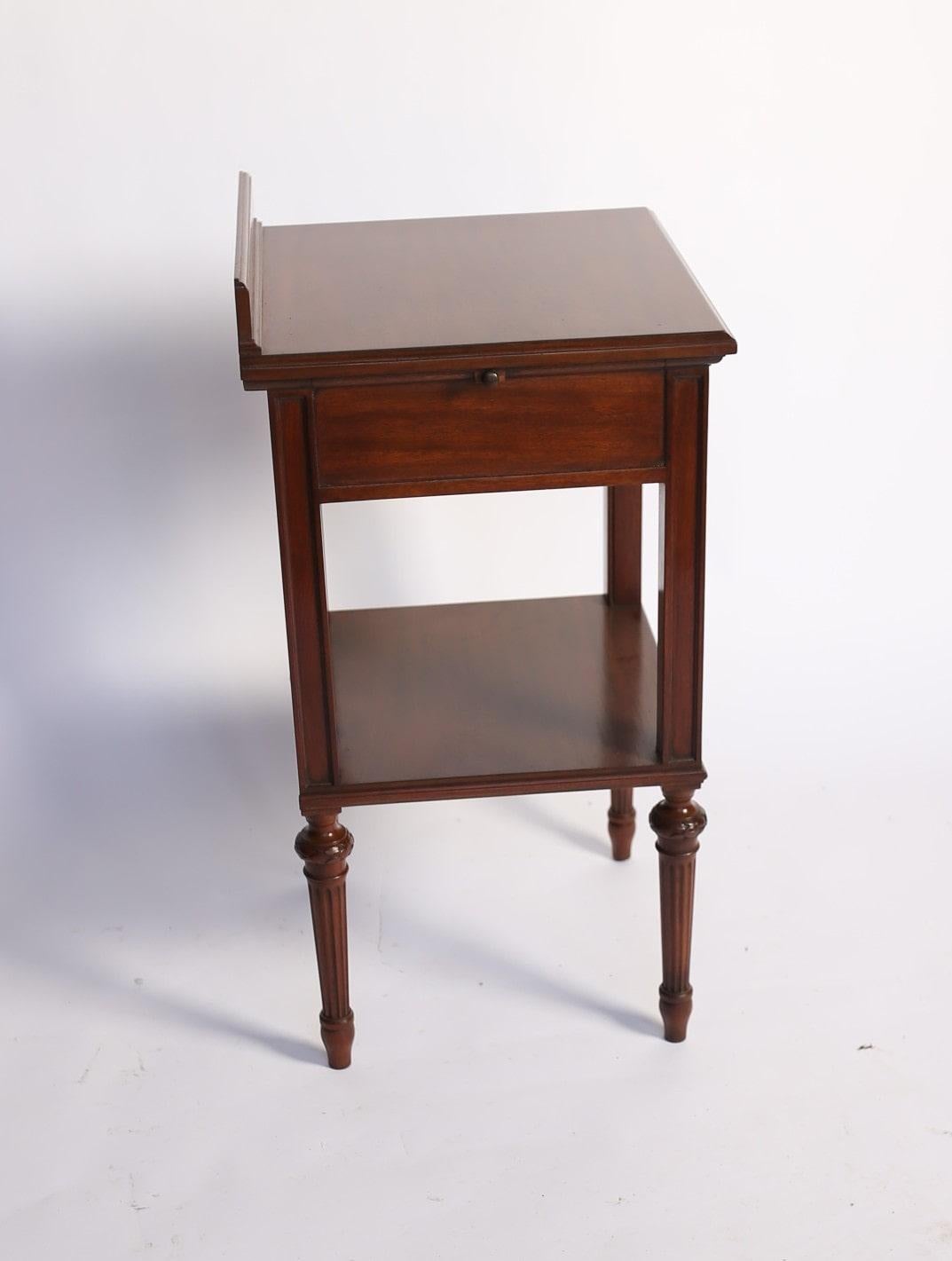 Britannique Table édouardienne à 2 niveaux Waring & Gillow en vente