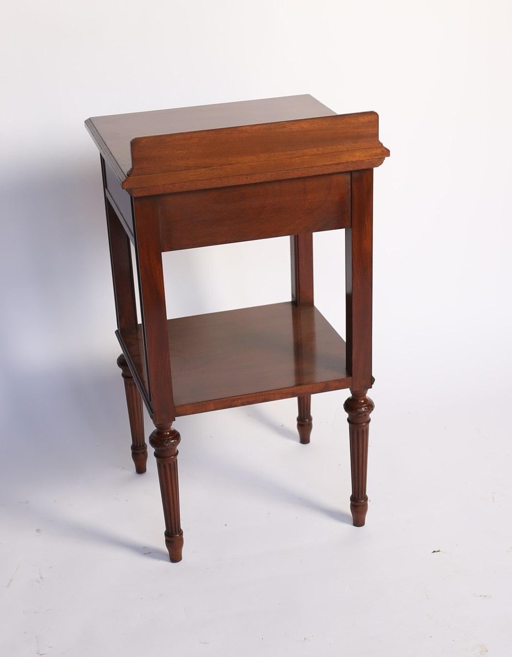Poli Table édouardienne à 2 niveaux Waring & Gillow en vente