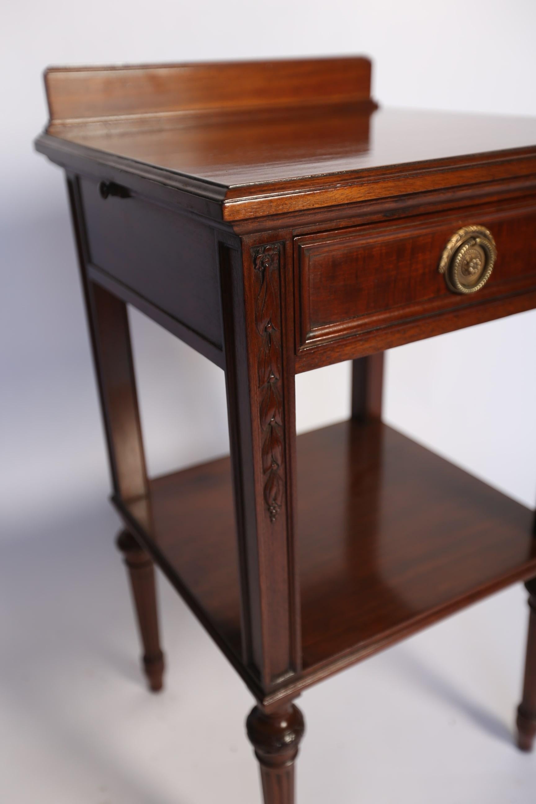Début du 20ème siècle Table édouardienne à 2 niveaux Waring & Gillow en vente