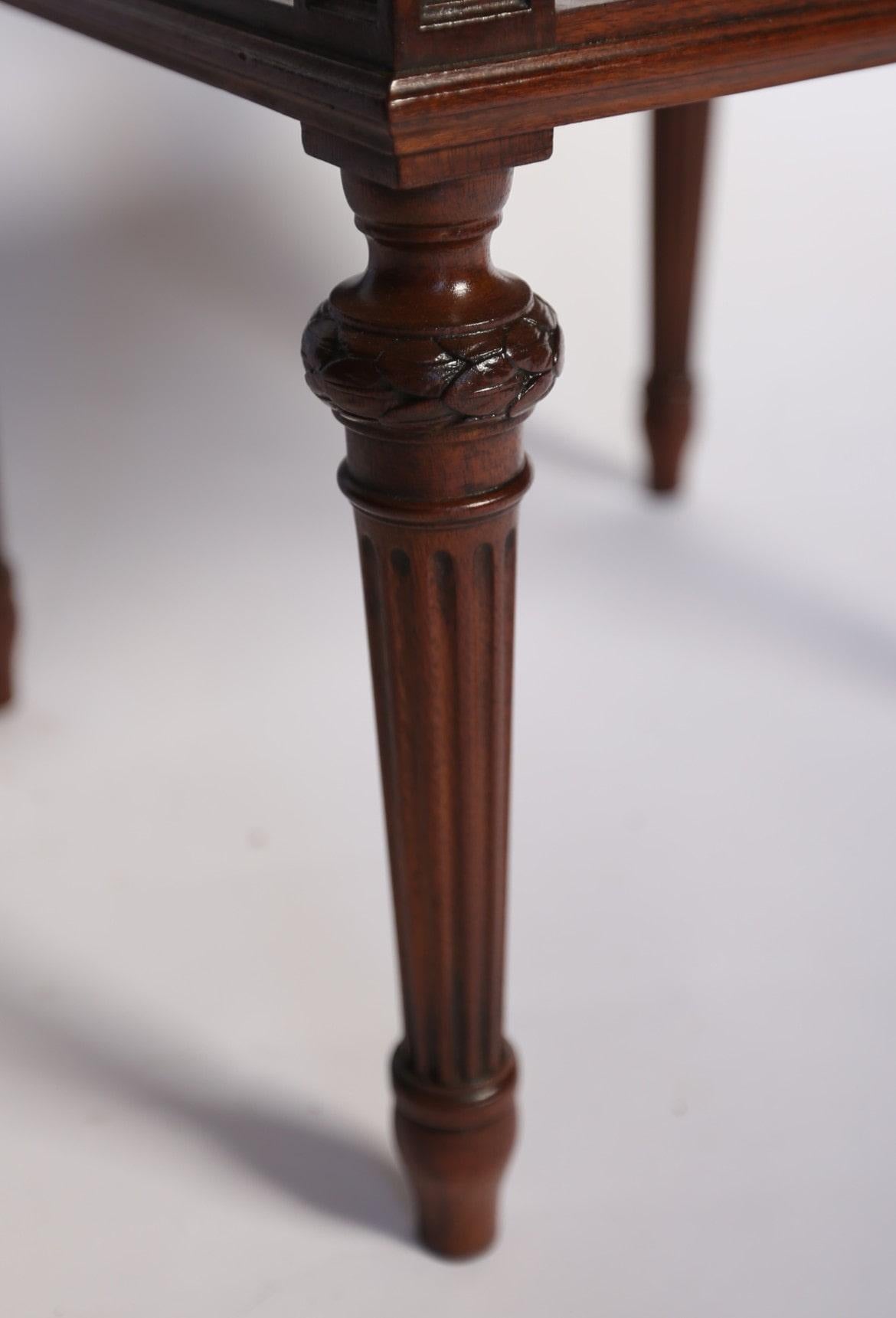 Acajou Table édouardienne à 2 niveaux Waring & Gillow en vente