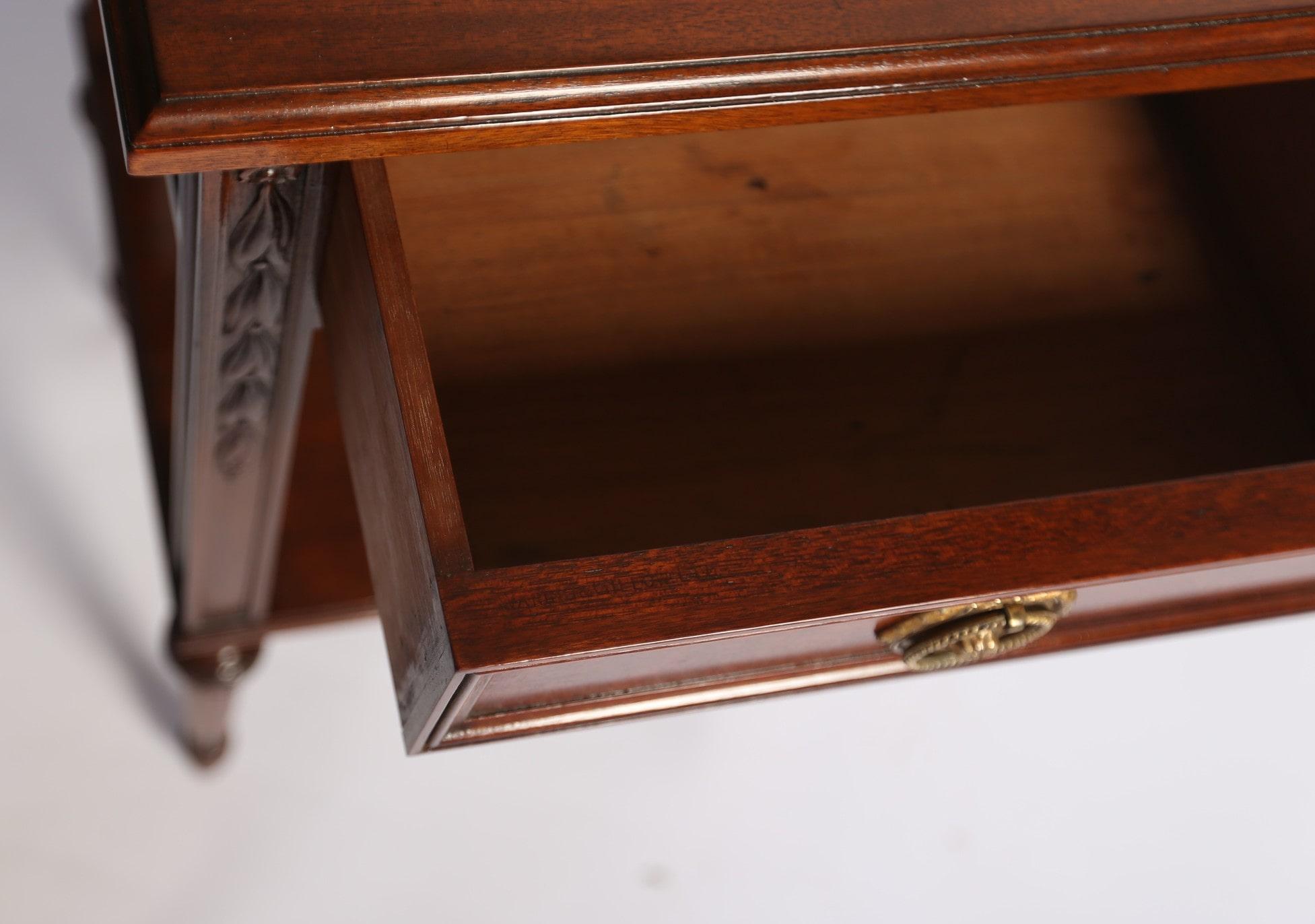 Table édouardienne à 2 niveaux Waring & Gillow en vente 1