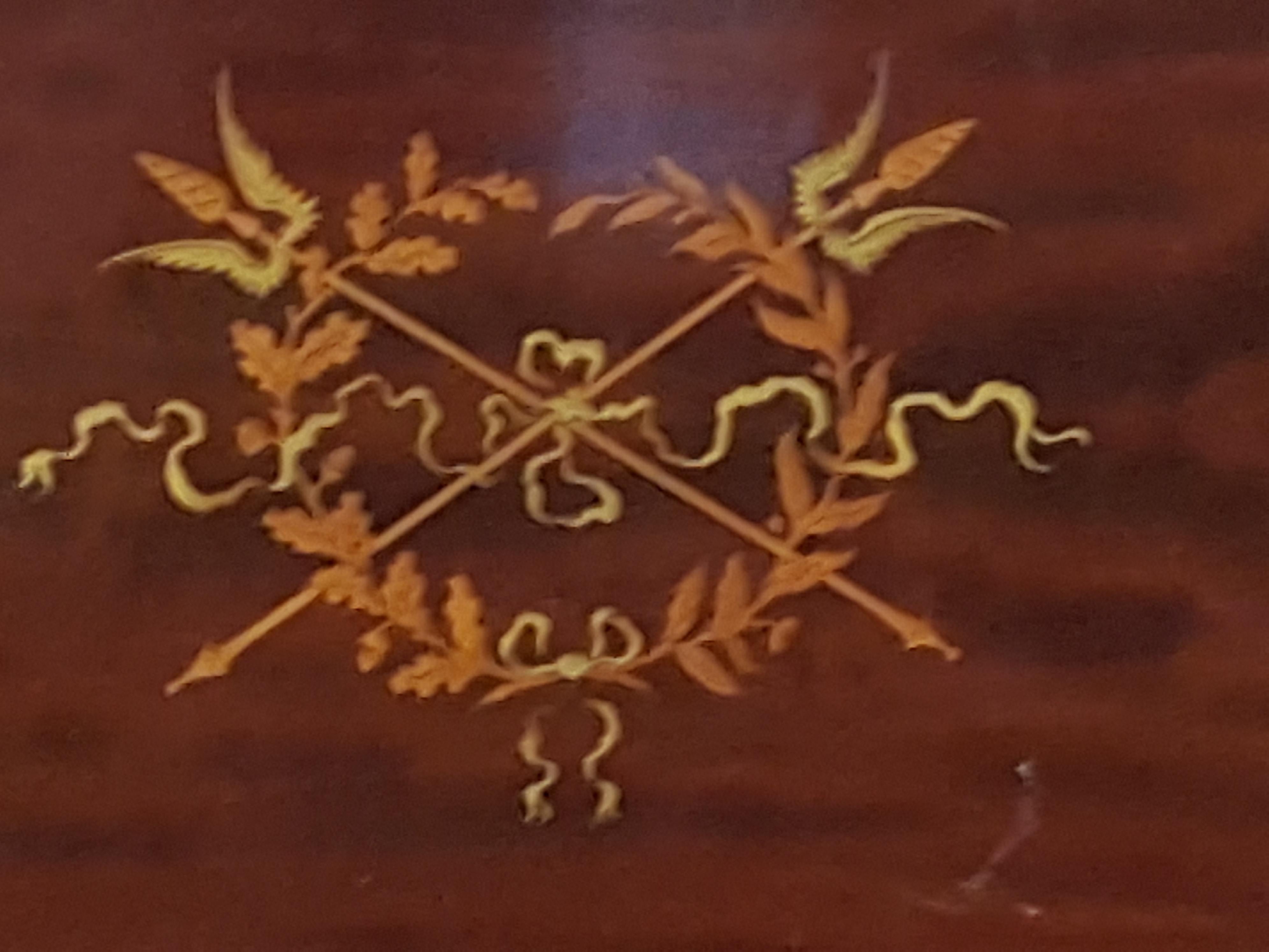 Edwardian mahogany Adam style tray with bellflower, foliate and ribbon inlay, Tunbridge work on the rim and brass handles with proud saltires
Measures: 27