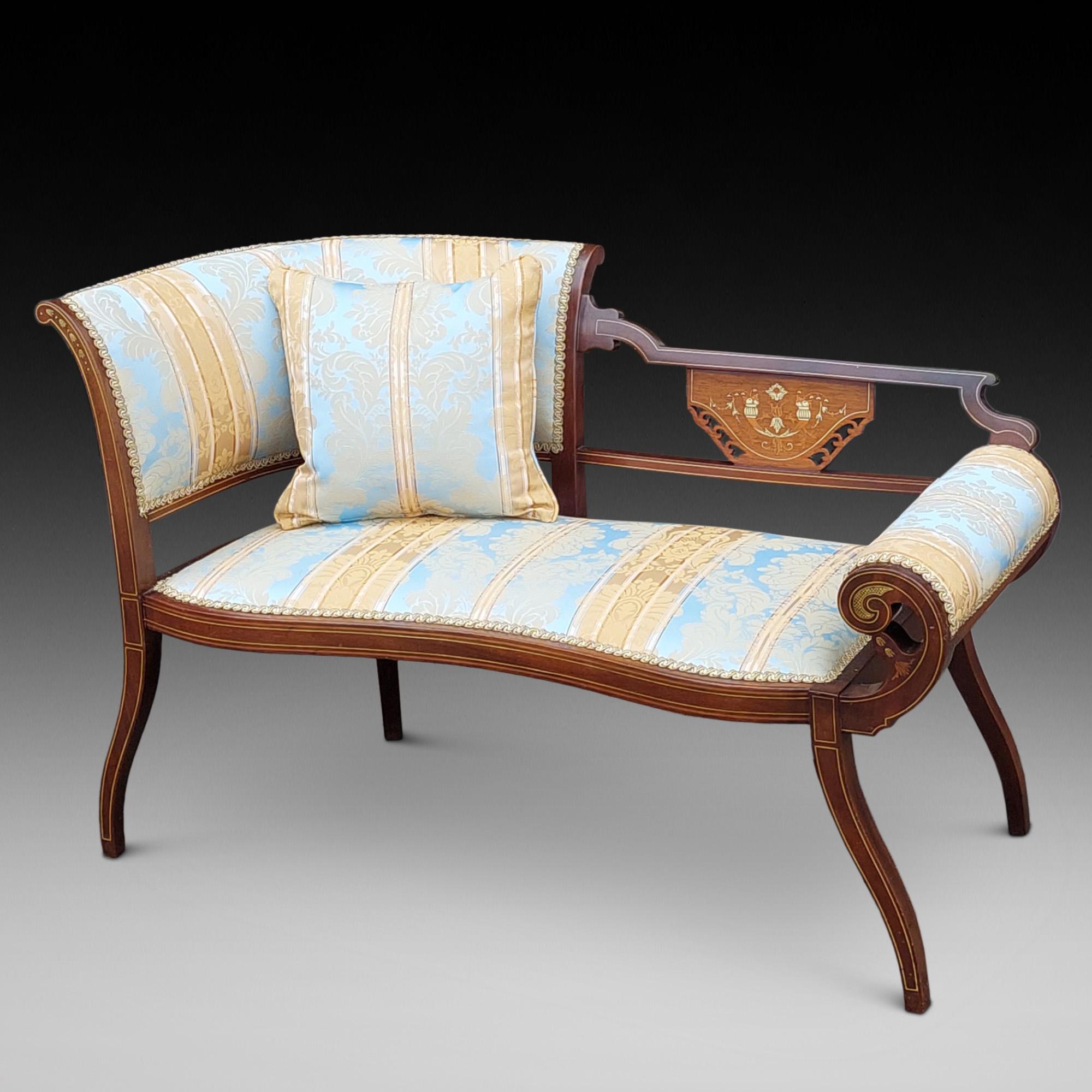 Piccola Chaise Longue edoardiana in mogano e intarsio, a 2 posti, disegnata alla maniera di Sheraton e rivestita con una striscia Regency - 46 