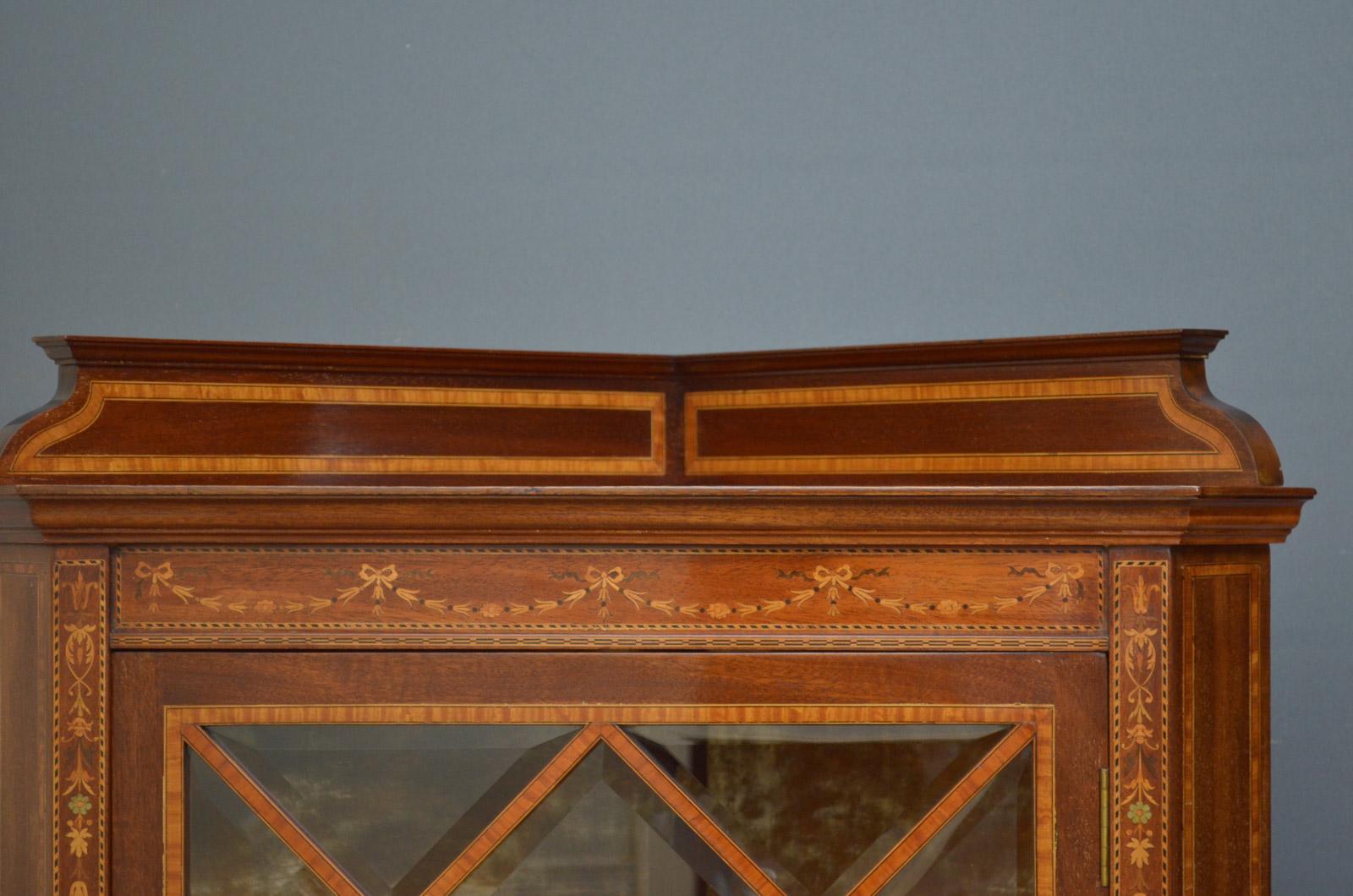 Sn4477, fine quality Edwardian mahogany corner china cabinet, having shaped and inlaid upstand above neoclassical inlays to frieze and glazed door with bevelled edge glass panels and crossbanded frame fitted with original working lock and enclosing