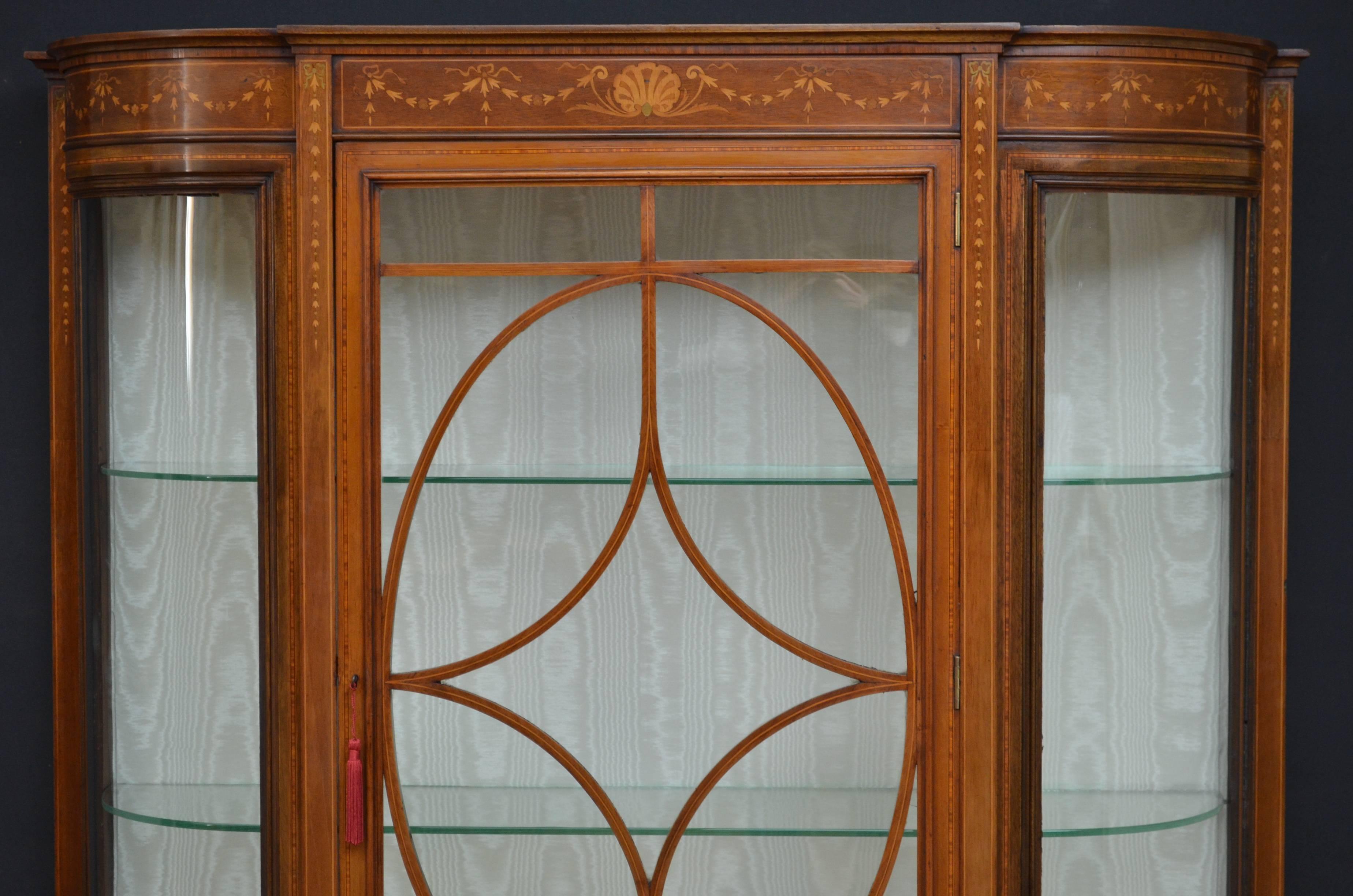 K0106, fine quality and very elegant, Edwardian, mahogany and inlaid display cabinet, vitrine of good proportions, having molded cornice. Fine marquetry frieze depicting harebell, swags and shell to center above glazed door with original working