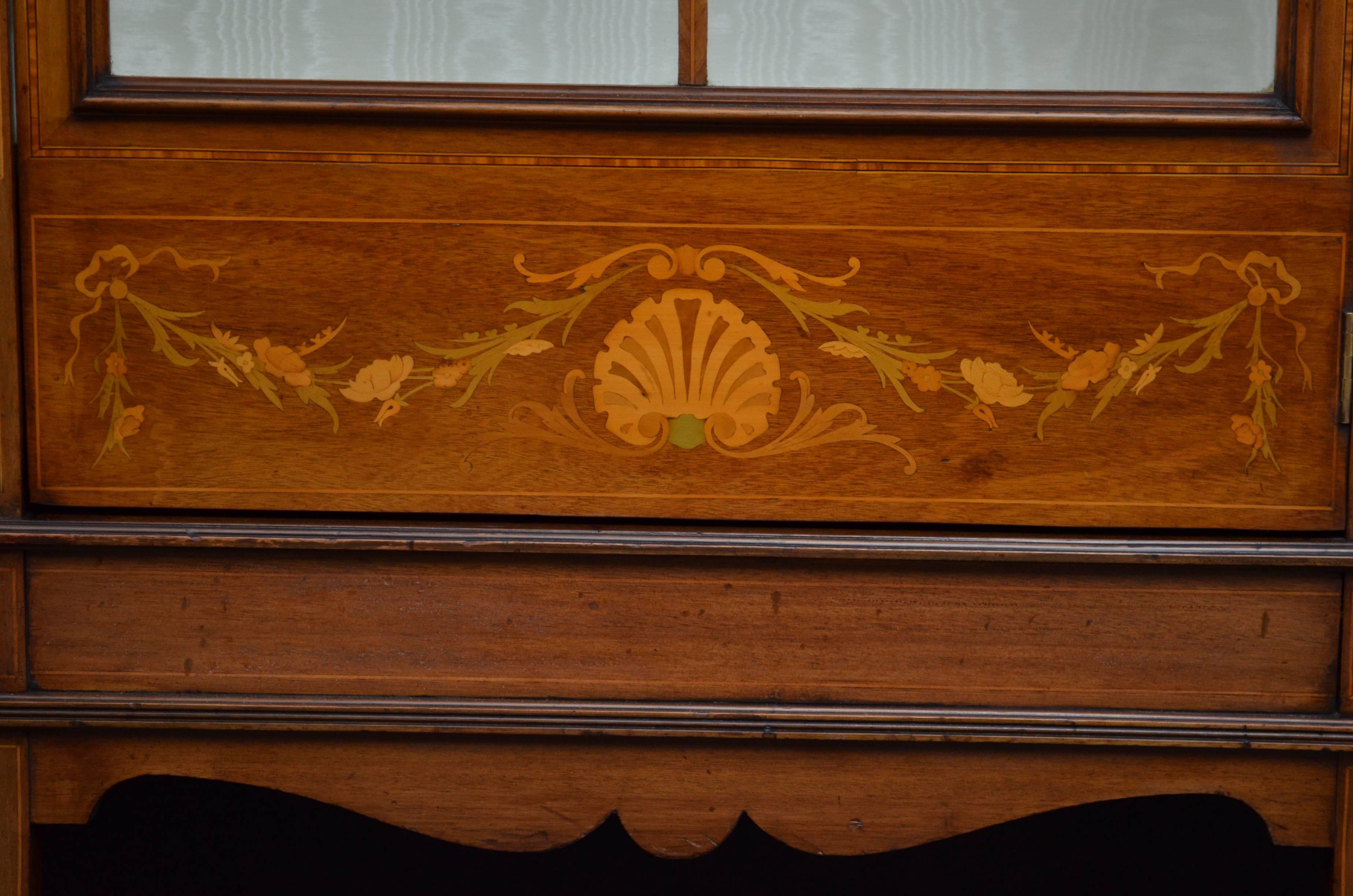 Edwardian Mahogany and Inlaid Display Cabinet In Excellent Condition In Whaley Bridge, GB