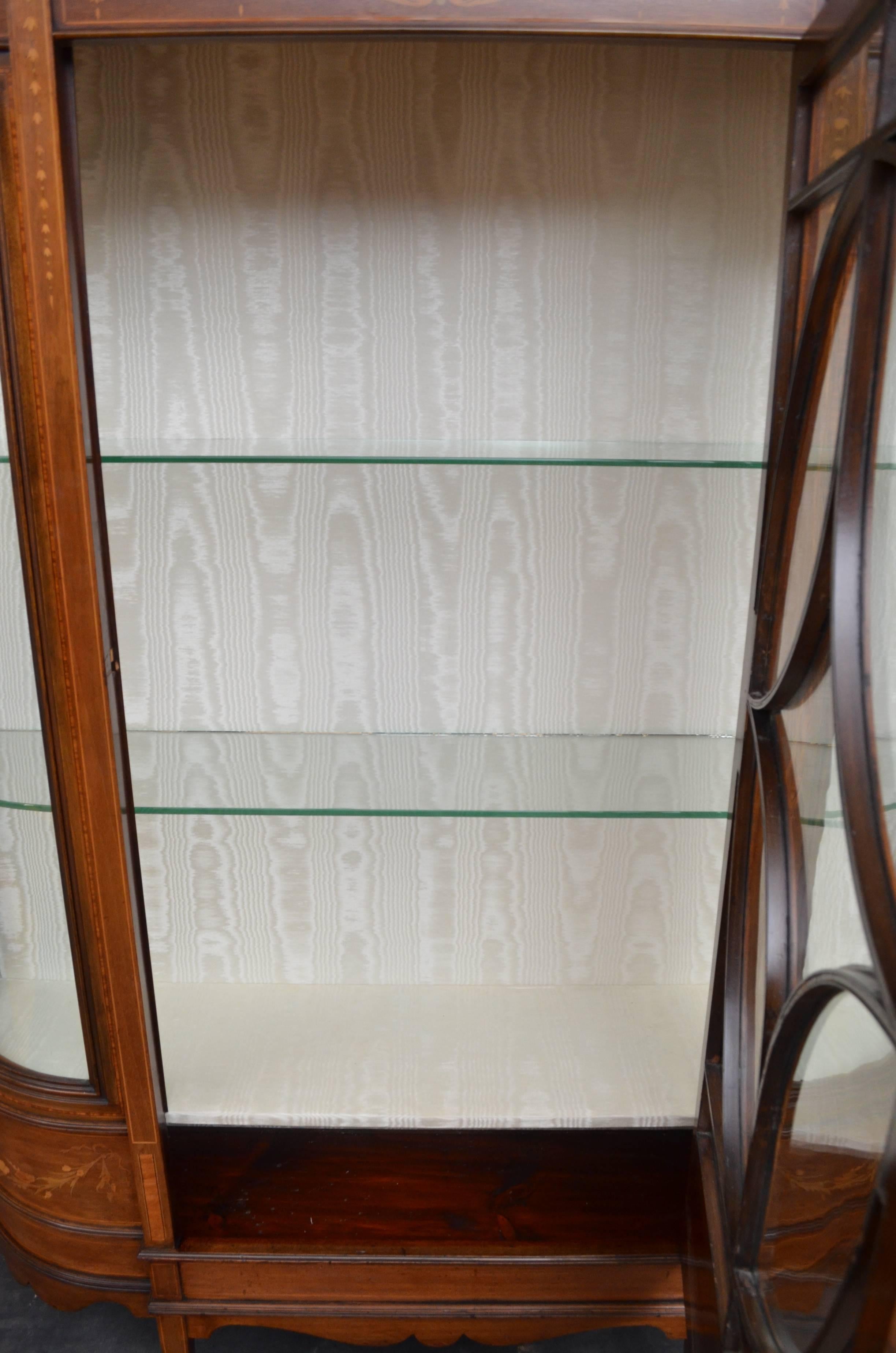 Early 20th Century Edwardian Mahogany and Inlaid Display Cabinet